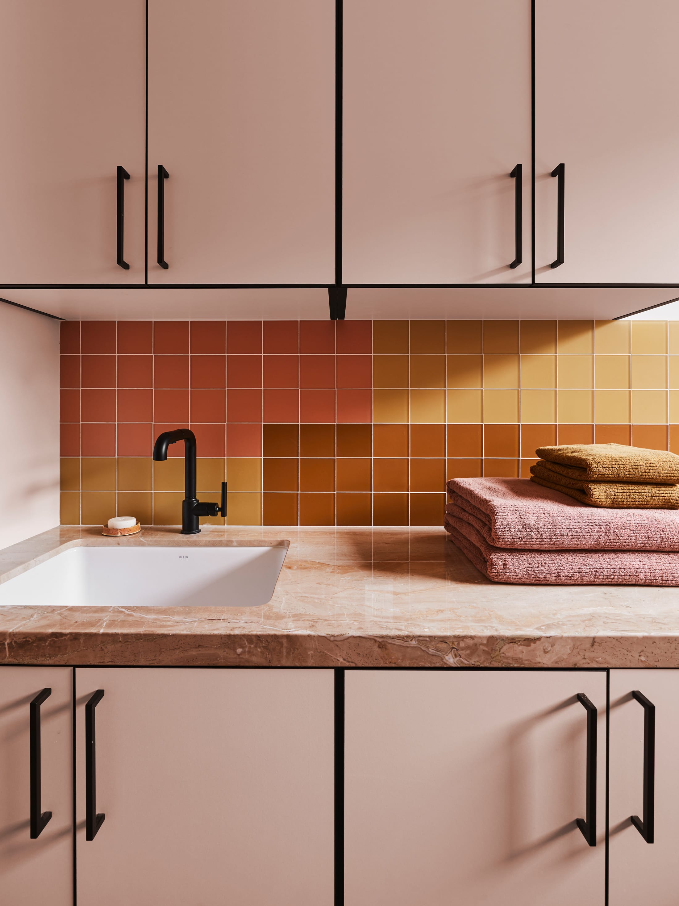 Quick Ship 4x4 Glass Tile in Carolina Wren Matte