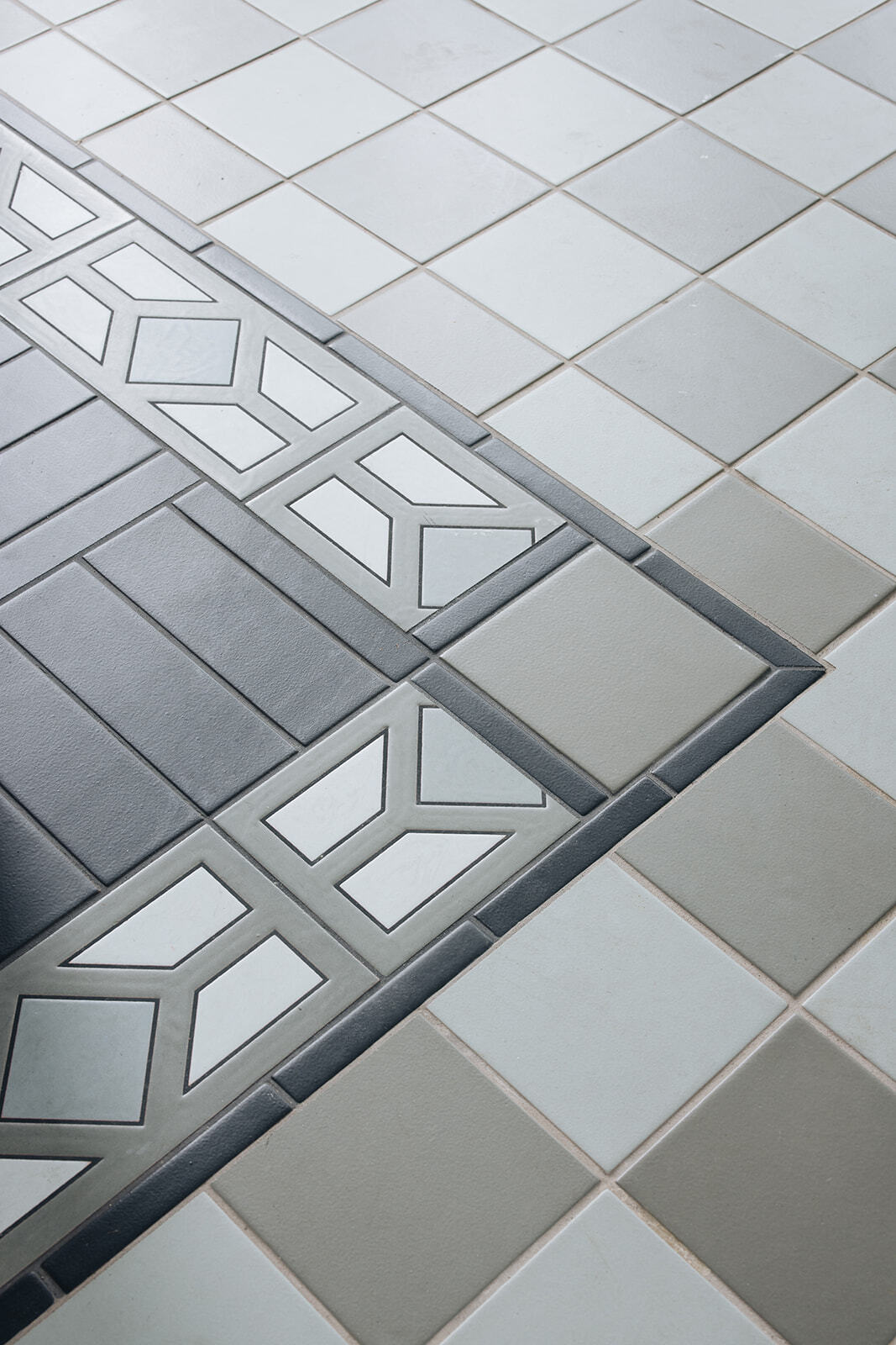 6x12 Handpainted Tile Chicago in Grey Motif
