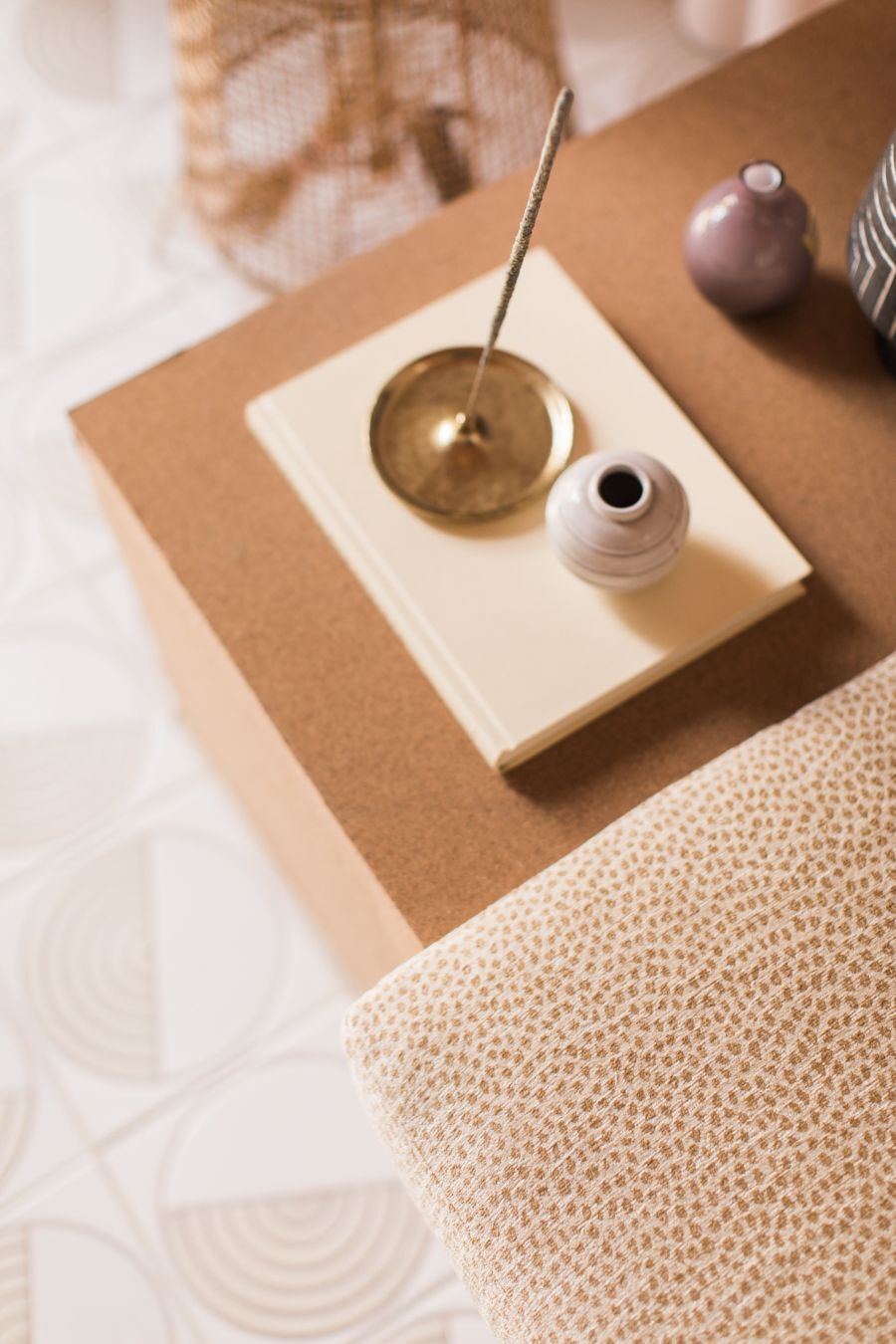 8x8 Handpainted Tile Aerial in White Motif