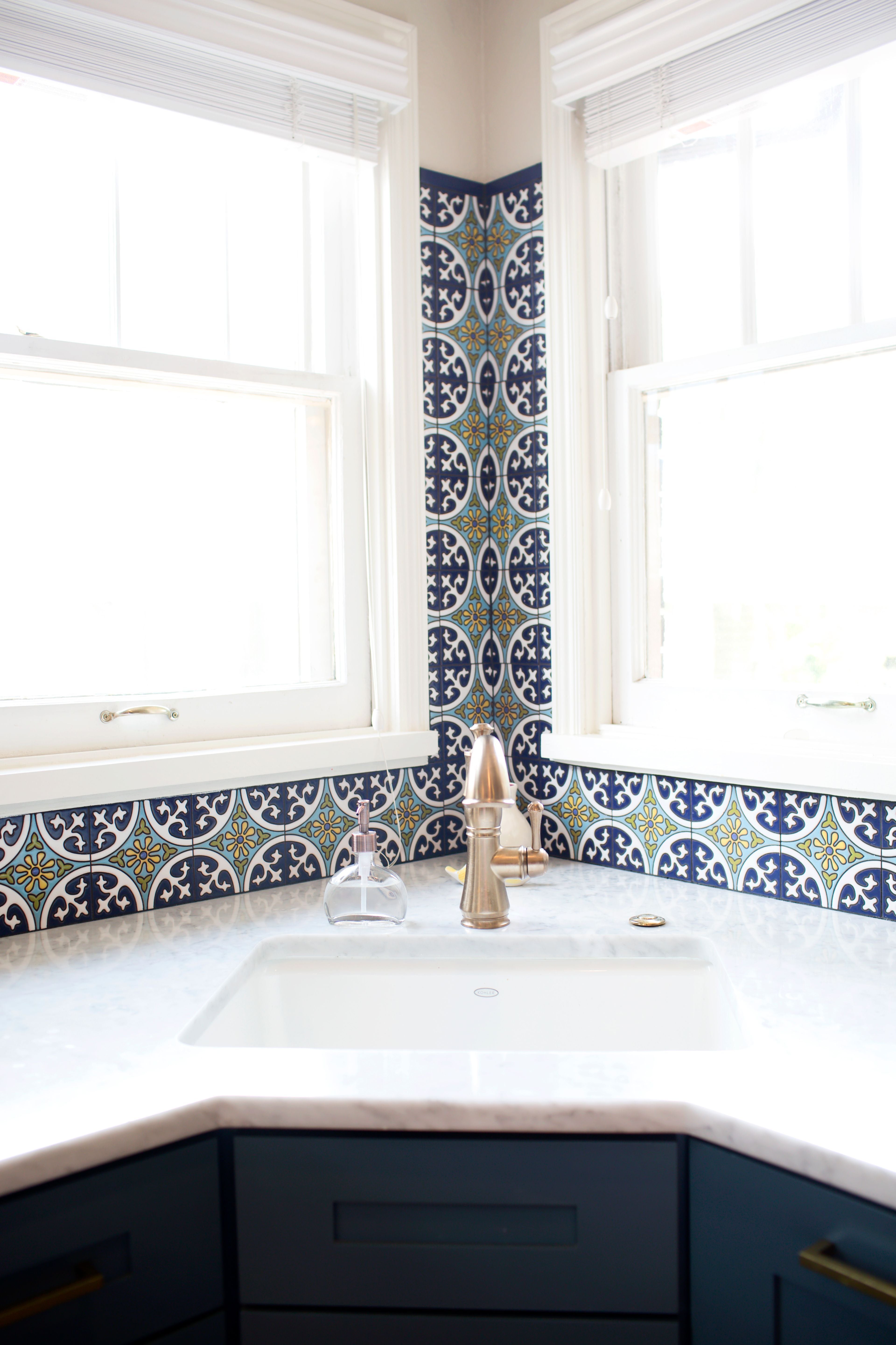 6x6 Handpainted Tile Lugo in Cool Motif