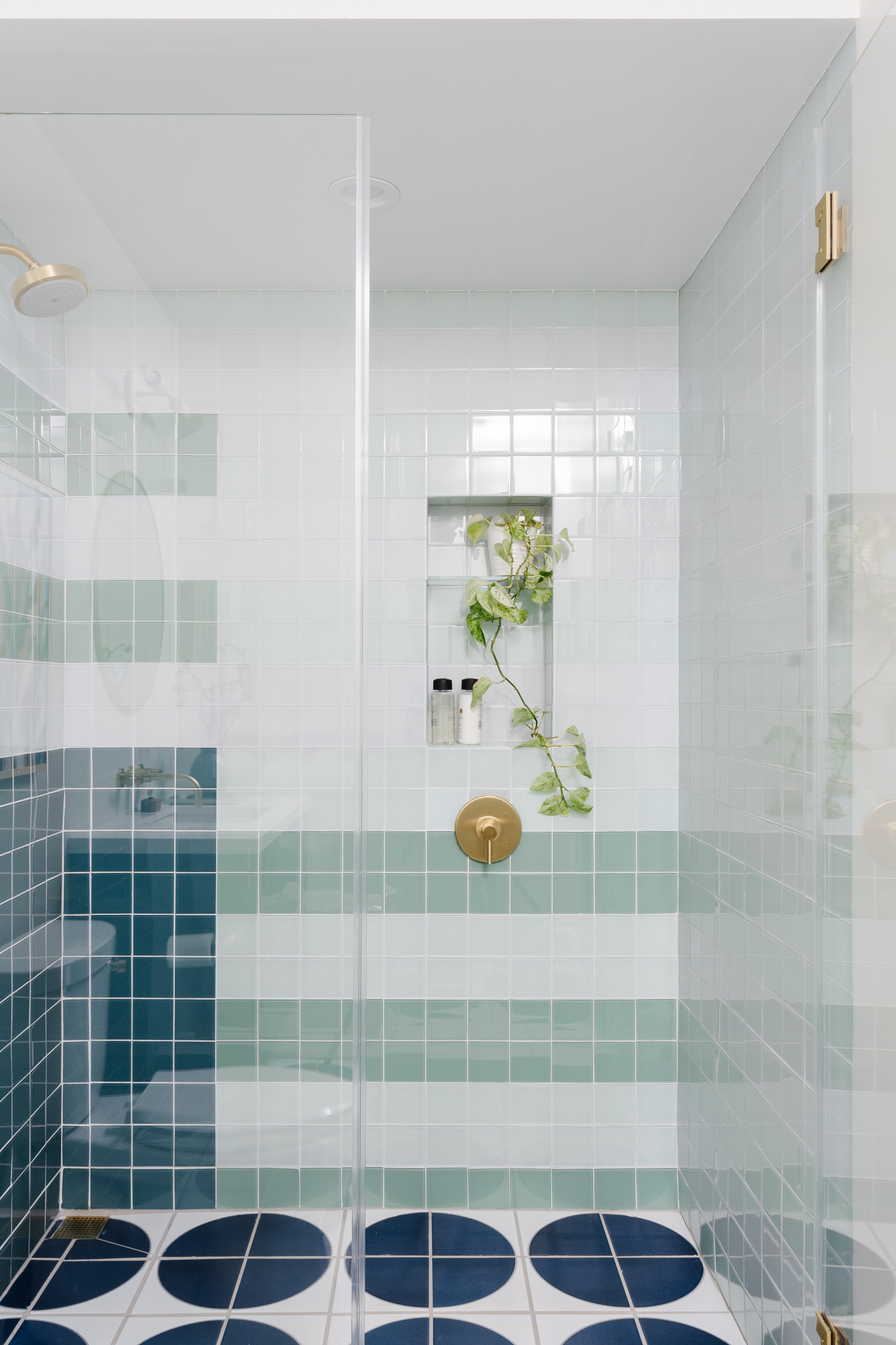 4x4 Glass Tile in Magpie Gloss
