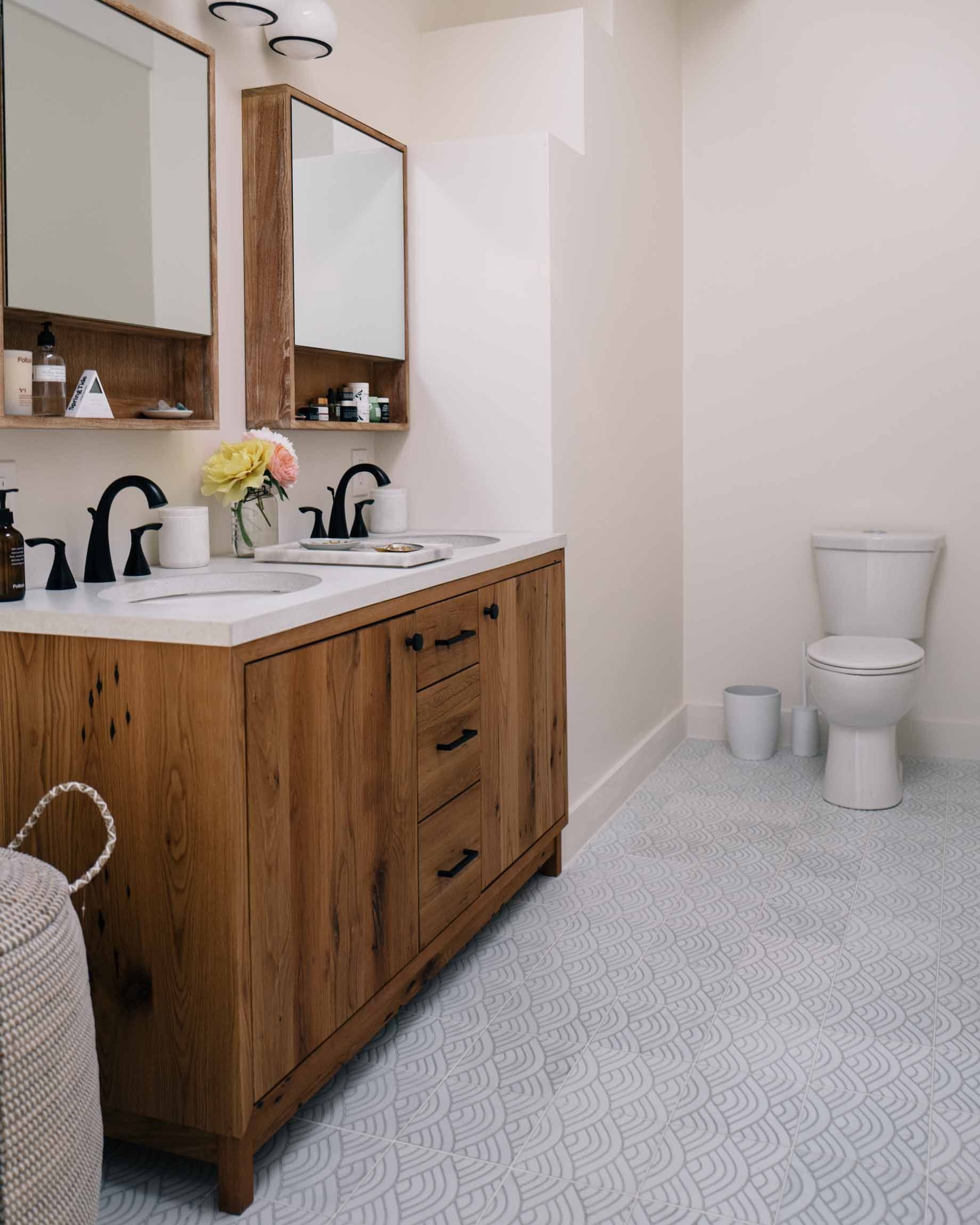 8x8 Handpainted Tile Summit in White Motif