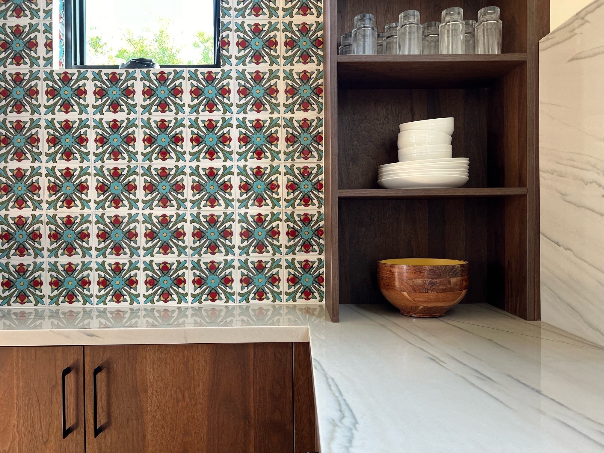 6x6 Handpainted Tile Santiago in Warm Motif