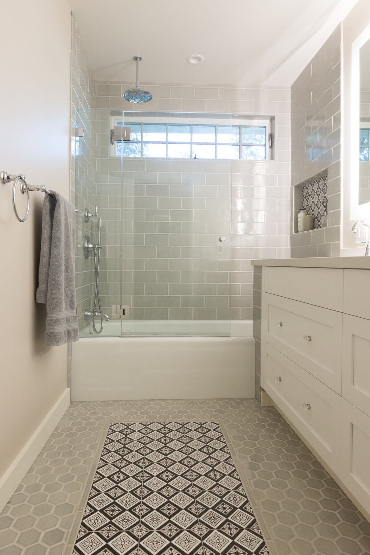 8x8 Handpainted Tile Murietta in Black & White Motif