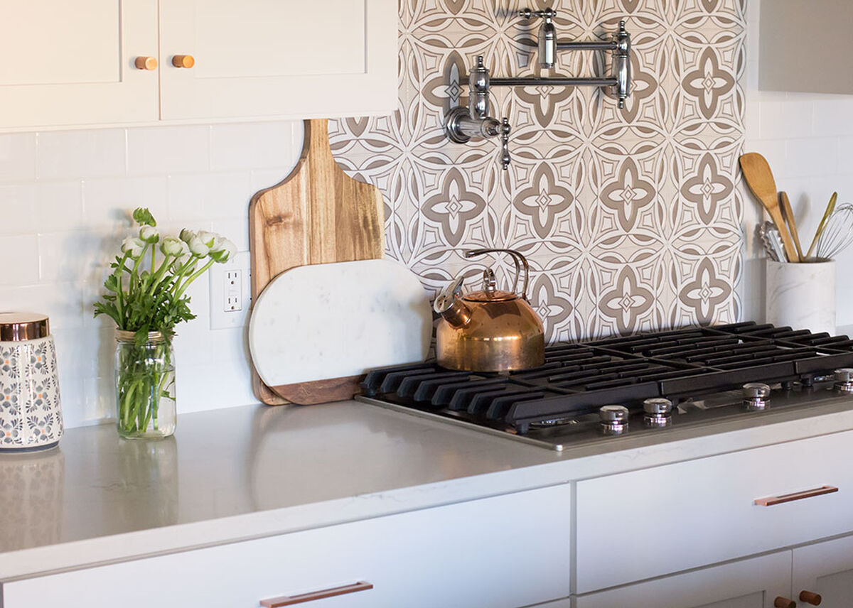 8x8 Handpainted Tile Malta in Neutral Motif