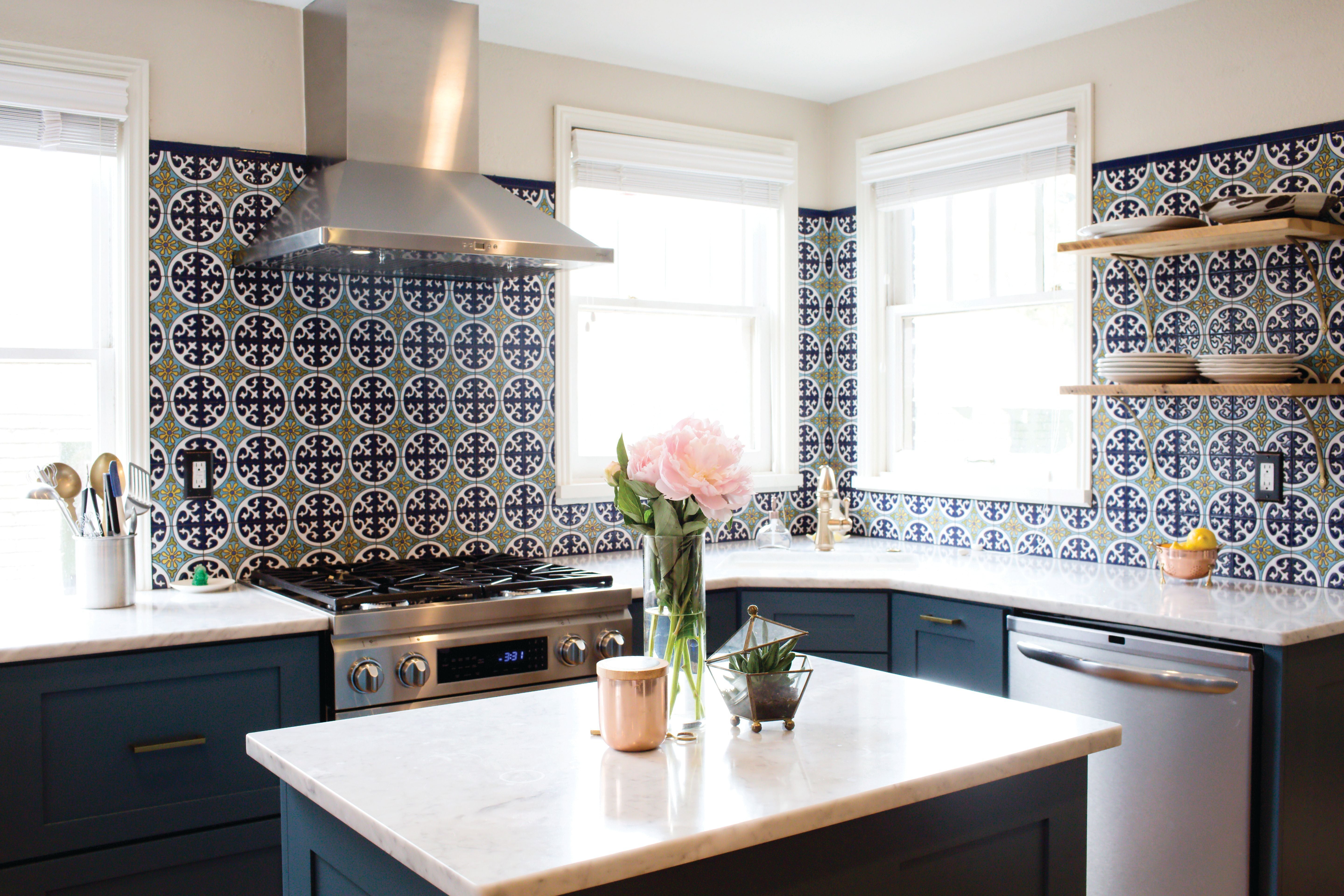 6x6 Handpainted Tile Lugo in Cool Motif