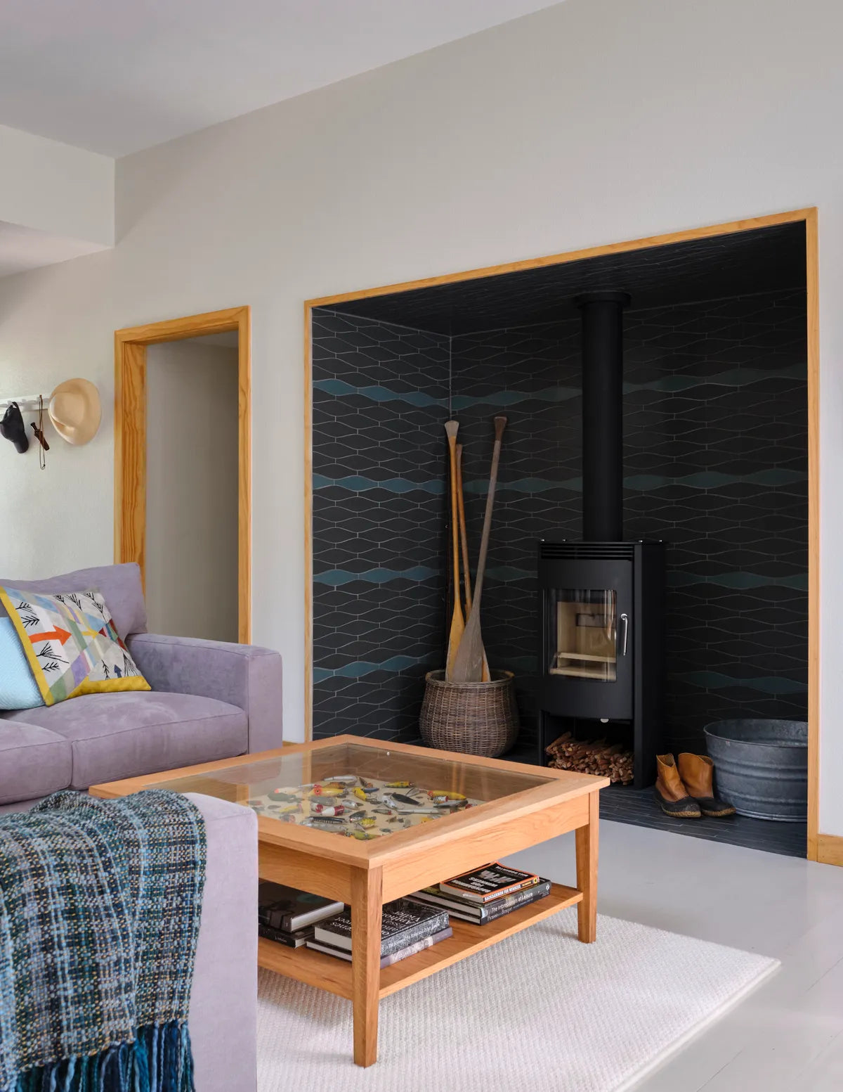 2017 Img Hi Res Rights Residential Design David Benners Aia Photo Nathan Schroder Fireplace Surround Alcove Ceramic Accent Stripe Wave Magnetite Flagstone Fc201829 1