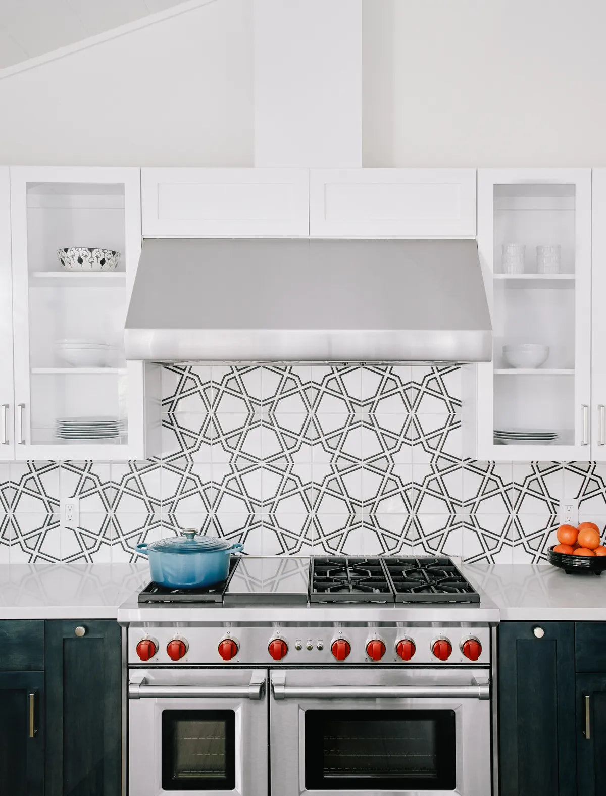 2017 Img Hi Res Rights Q4 Karen Tsay Personal David Tsay Photo Kitchen Backsplash Padma Black And White Motif French Linen 3X6 Foundations Offset Backsplash Fc203681 5