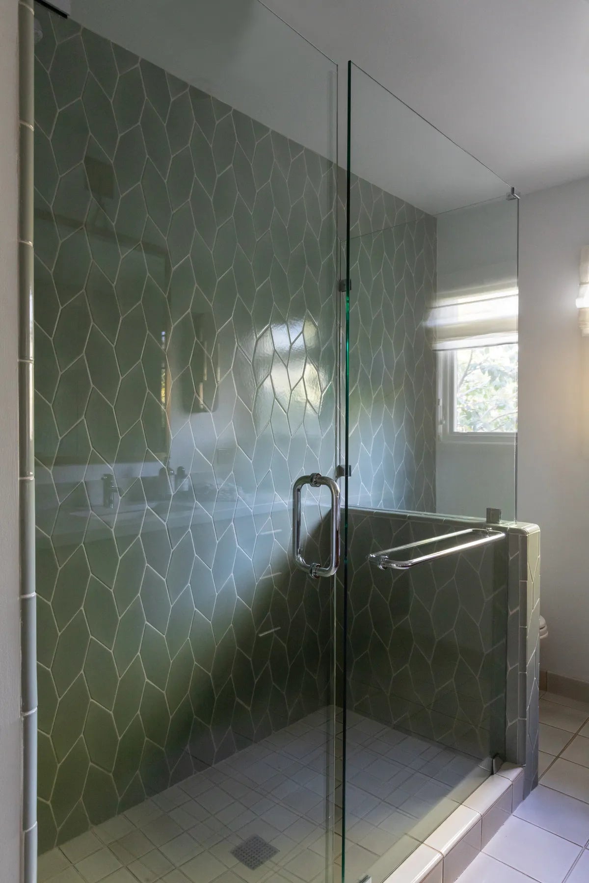 Leafy Rosemary Picket Shower Tile