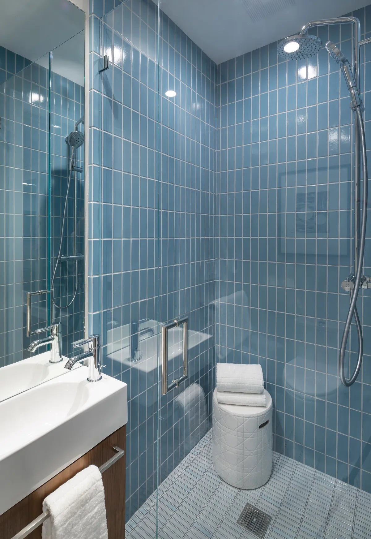 2017 Img Residential Bathroom Rights Noz Design Frank Oreilly Install Shower Surround Miter Trim Vertical Straight Stack Mayan Blue Caribbean 2X6 Fc209415