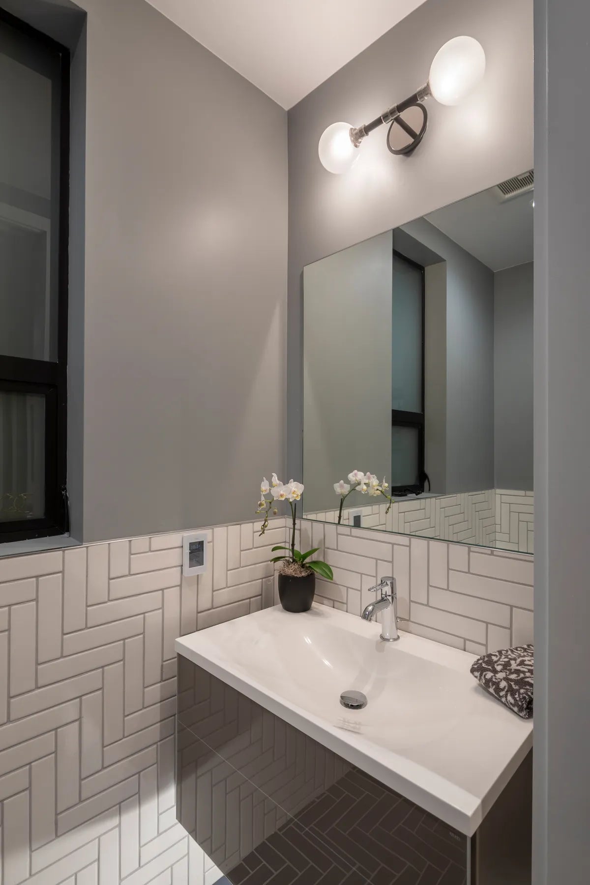 2017 Img Residential Bathroom Wainscott Walls Floor Rights Noz Design Frank Oreilly Install Vertical Herringbone Metal Schluter Trim 2X6 Tusk Foundations Cyclone 2X6 Fc209410