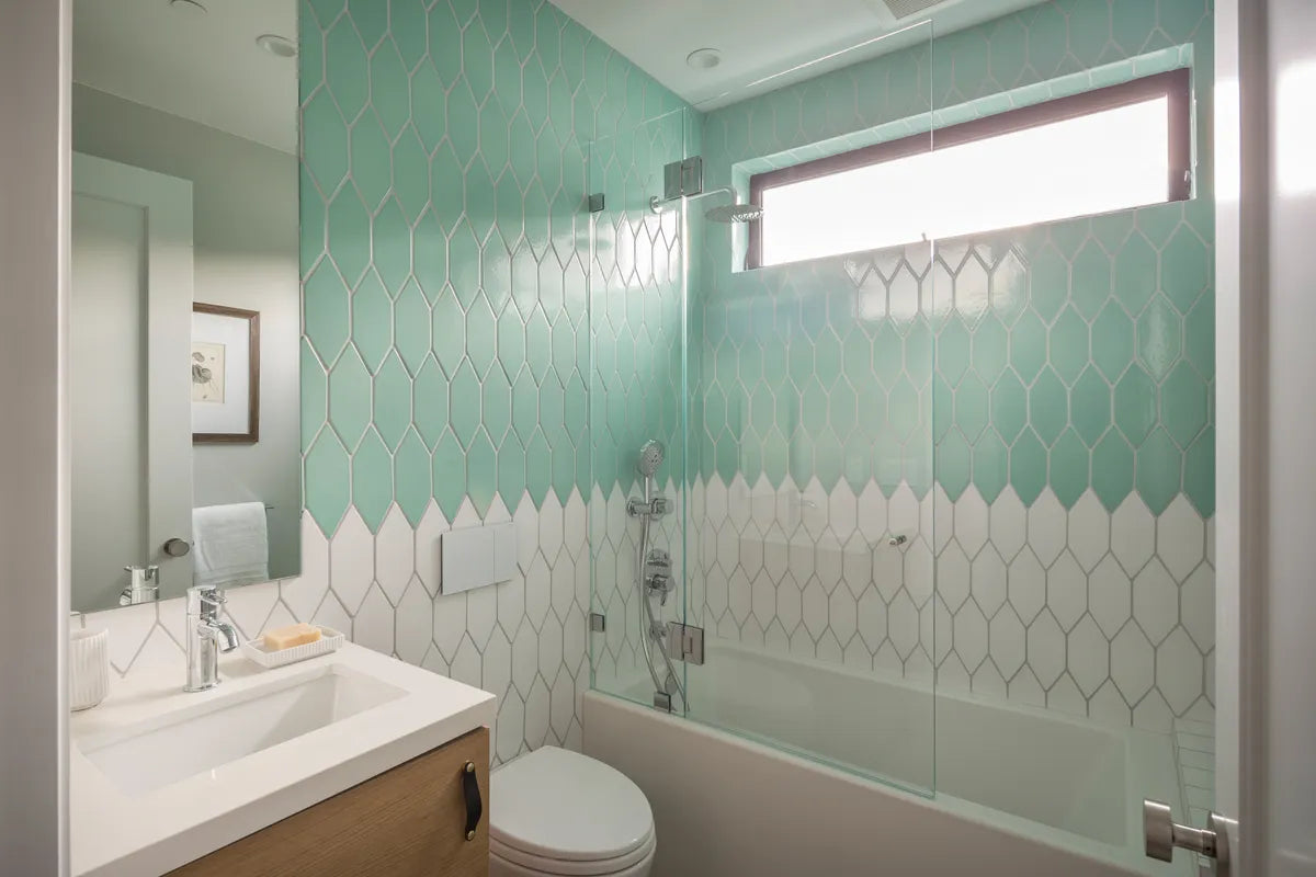 2017 Img Rights Noz Design Frank Oreilly Install Kids Bathroom Residential Two Tone Color Block Blend Picket Vertical Straight Stack Glacier Bay White Wash Miter Window Sill Tub Surround Shower Walls Accent Fc209707