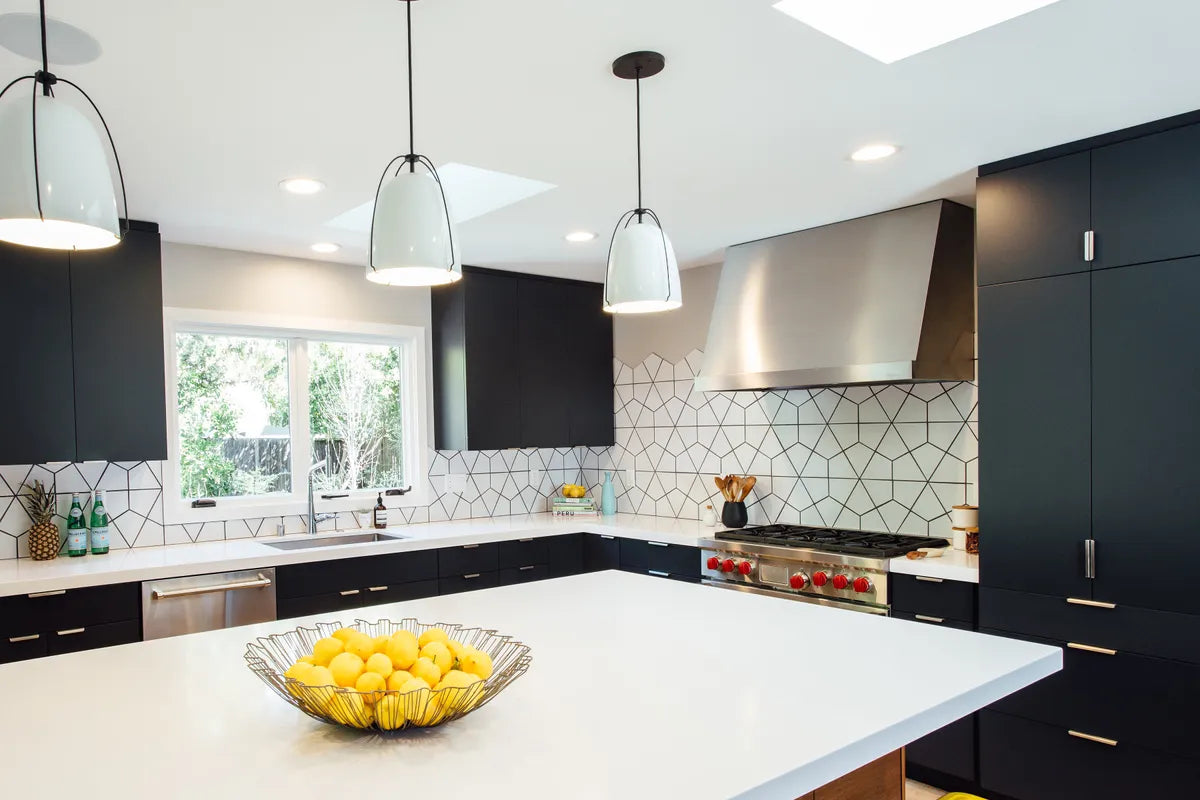 2017 Q1 Img Residential Hi Res Rights Michelle Lisac Design Jennie Corti Photo Kitchen Backsplash Ceramic Daisy Hexite Custom Glazed Edges Raw Edge Detail Fc179341 4