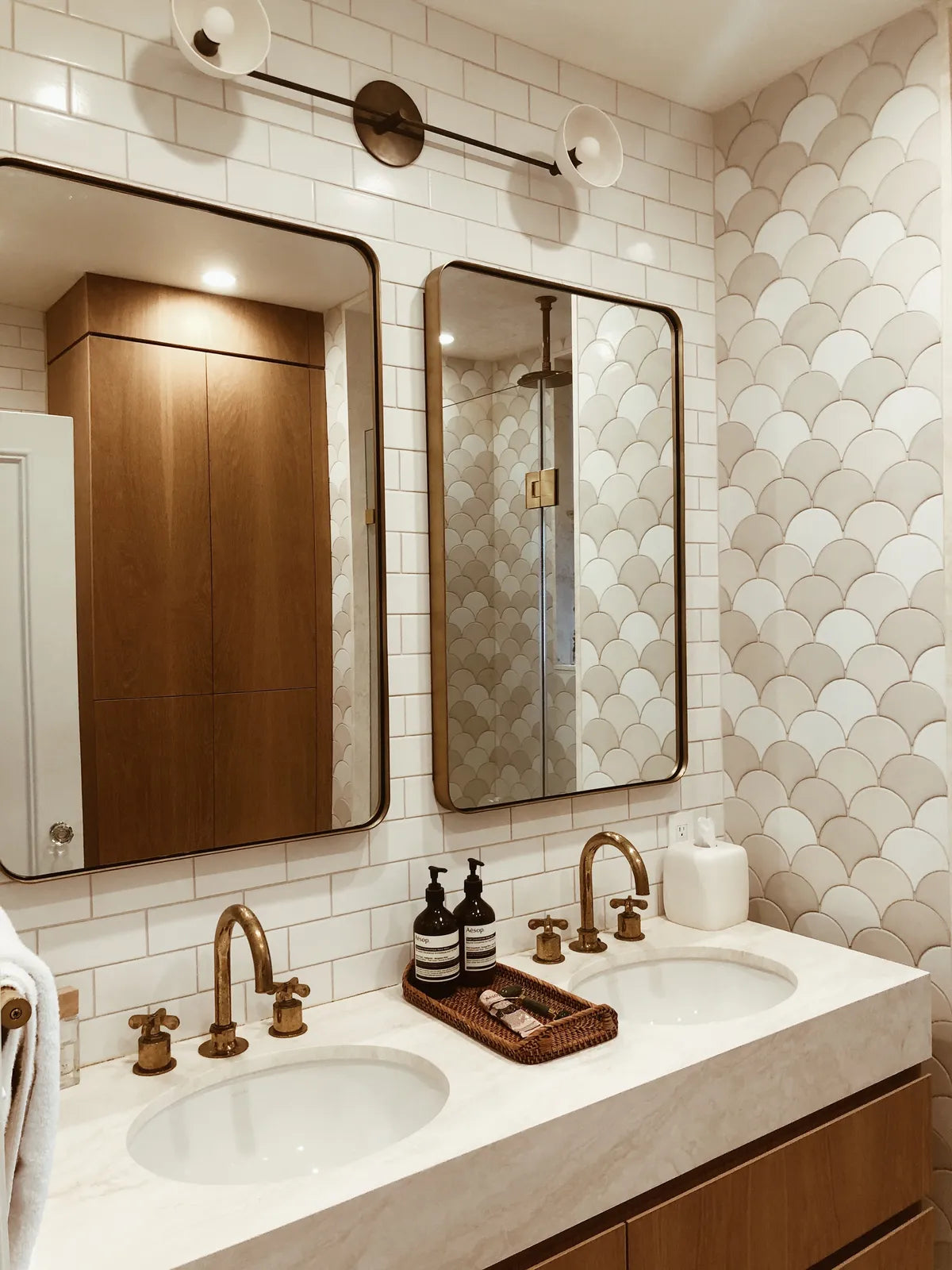 2018 IMG Hi res residential web use sarah lederman interior photo bathroom ogee drop halite tusk white wash blend 1x6 sheeted mosaic white wash 3x6 white wash shower floor tile fc224185 2