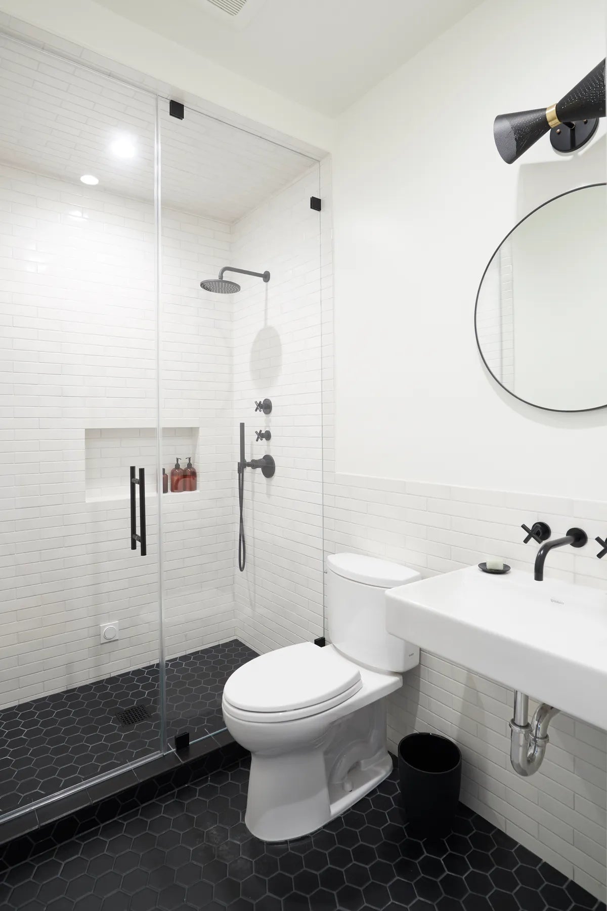 2018 Img Hi Res Rights Mark D Designs Luis Costadone Photo Residential Bathroom Walls Wainscott Shower Surround Floor Pan Curb Tusk 2X8 Offset Niche Glazed Edge Trim 322 Hexagon Basalt Double Bullnose 6X6 Parallel Surface Fc217712 4