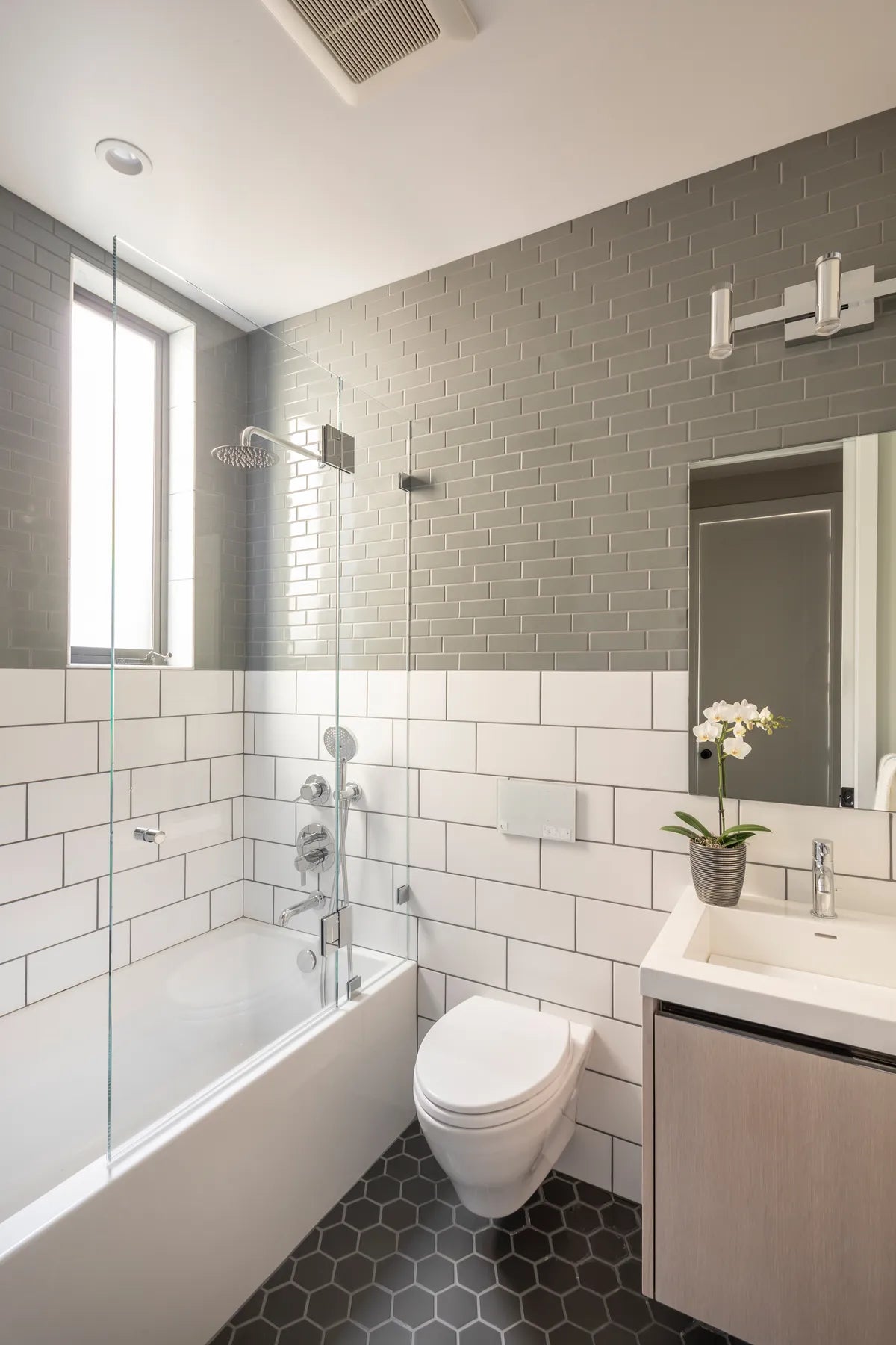 2018 Img Residential Bathroom Rights Noz Design Frank Oreilly Install Wainscott Color Block Two Tone White Wash 6X12 Offset 2X6 Skipping Stone 14 Offset Shower Surround Walls Floor 422 Magnetite Fc210961