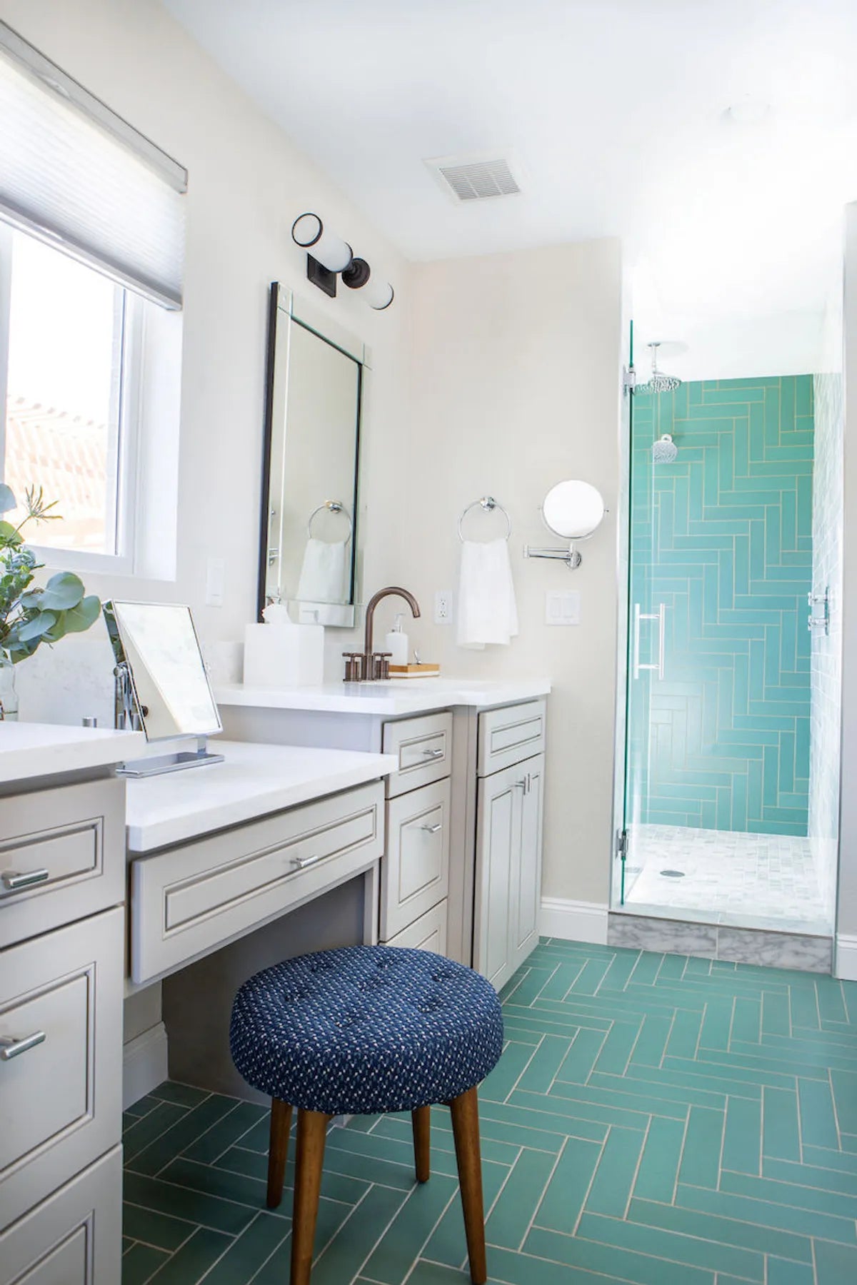 2018 Img Residential Hi Res Rights Tvl Design Grace Combs Rinse Studio Photo Bathroom Floor Shower Wall Accent Herringbone Tidewater 3X12 Vertical Step Fc217956 2