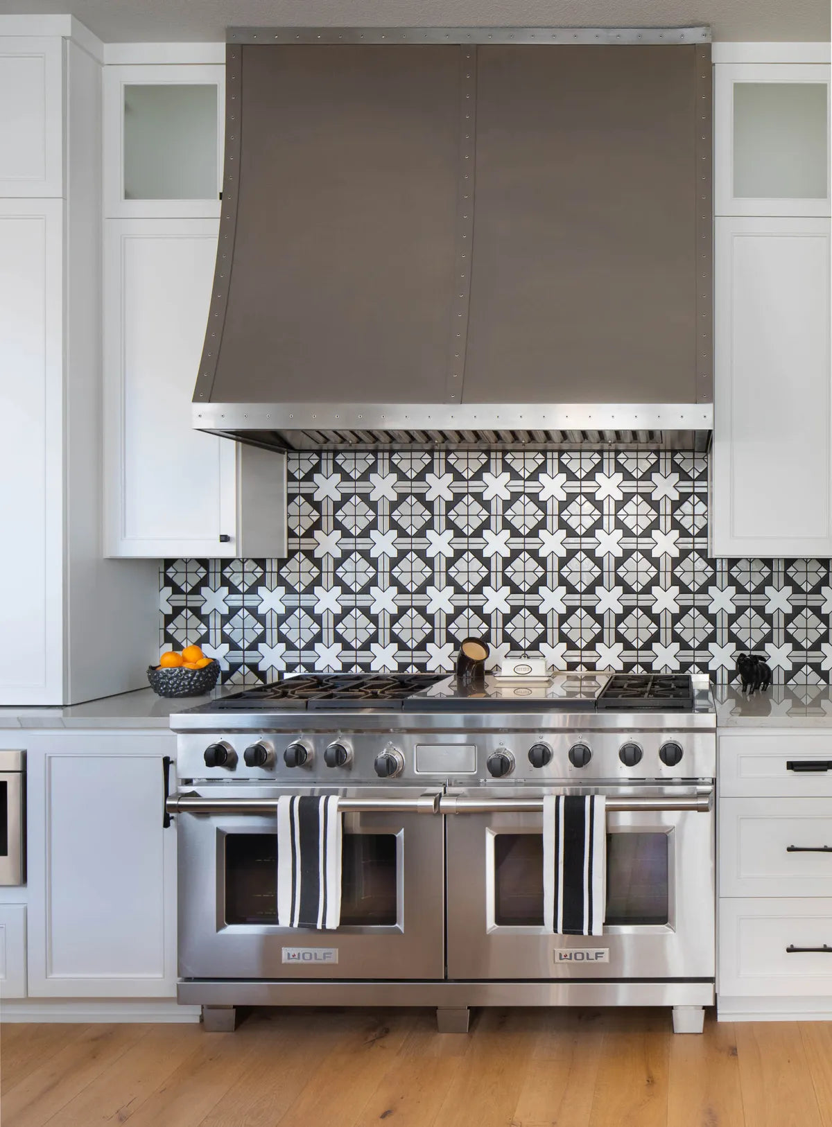 2018 Img Residential Hi Res Rights Gingerwood Design Kitchen Backsplash Handpainted Kasbah Black And White Motif Fc246148 1