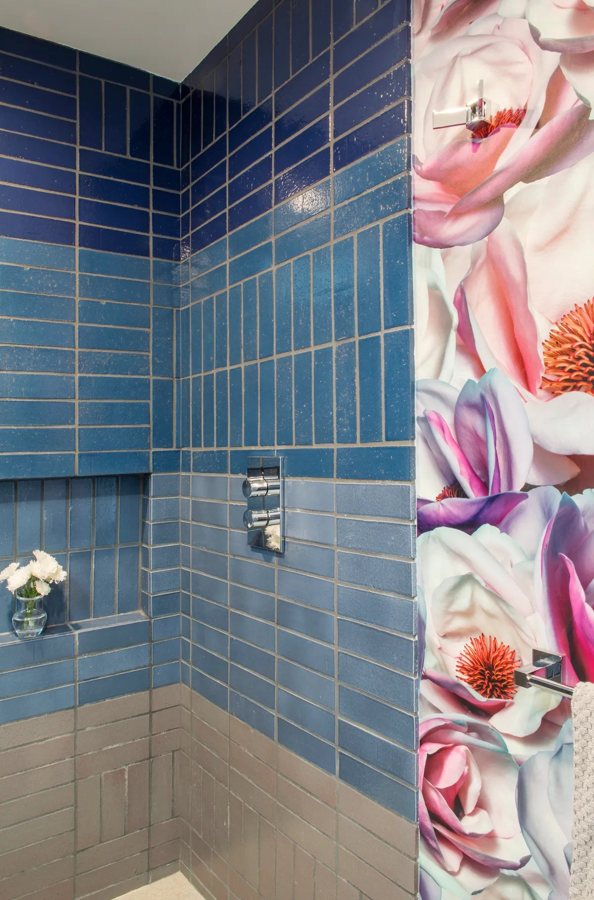2018 Img Residential Hires Rights Ps212 Design Dan Chavkin Photo Bathroom Shower Surround Backsplash Accent Colorblock Blend Stripe Vertical Horizontal Straight Stack Brick Glazed Edge Niche Aleutian Appalachian Rocky Mountains Blue Ridge Fc242461 3