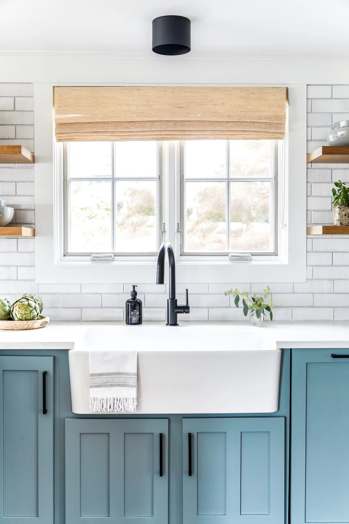 2018 Q1 Img Residential Hi Res Rights Erin Little Photo Heidi Lachapelle Design Kitchen Backsplash Maine Brick Olympic Glazed Edge Trim Fc222895 6