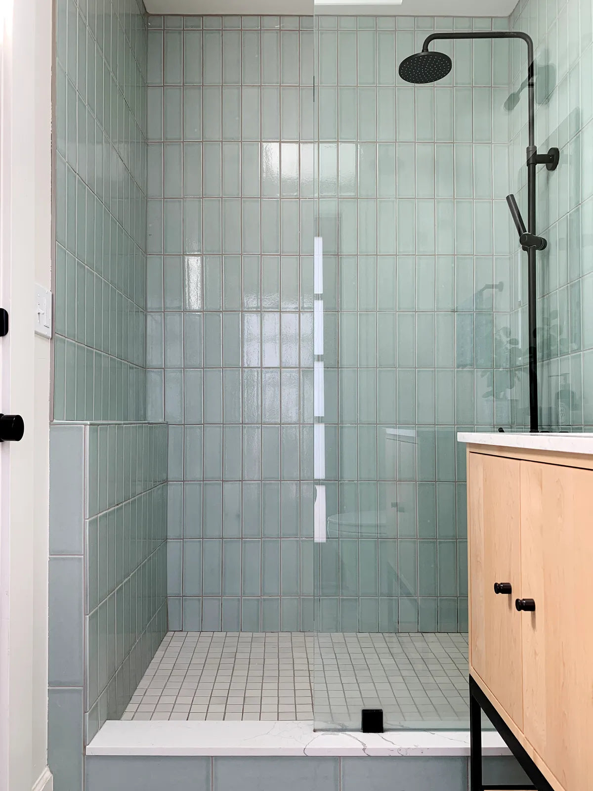 2019 Img Residential Bathroom Shower Surround Floor Pan Dog Serena Sea 3X9 Salton Sea Straight Stack Vertical Feldspar 2X2 Glazed Edge Ledge Trim Fc291521 7