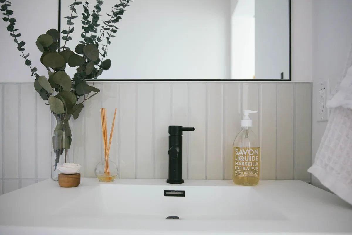 2019 Q3 Image Residential Full Rights Influencer Alex Strohl Alex Dabene Bathroom Glass Backsplash Sink Dove Gloss 2X12 Vertical Straight Set  Fc 264646