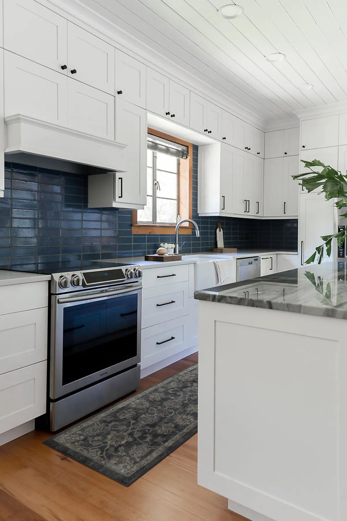 2019 Img Residential Hi Res Rights Lane Mari Design Gm Construction Jen Smith Honey Lake Studio Photo Kitchen Backsplash Brick Appalachian Straight Stack Glazed Edge Trim Fc263743 6