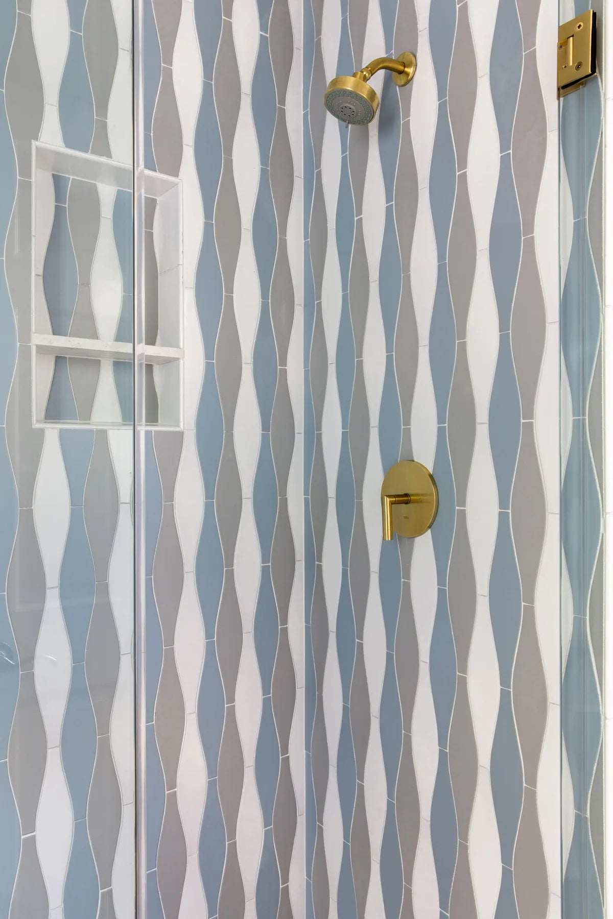 2019 Img Residential Hi Res Rights Emerson Grace Design Vivian Johnson Photo Bathroom Shower Surround Vanity Backsplash Blend Stripes Vertical Wave Ceramic Morning Thaw White Wash Gypsum Glazed Edge Flatliner Trim Niche 6X12 Bullnose Fc258501 1