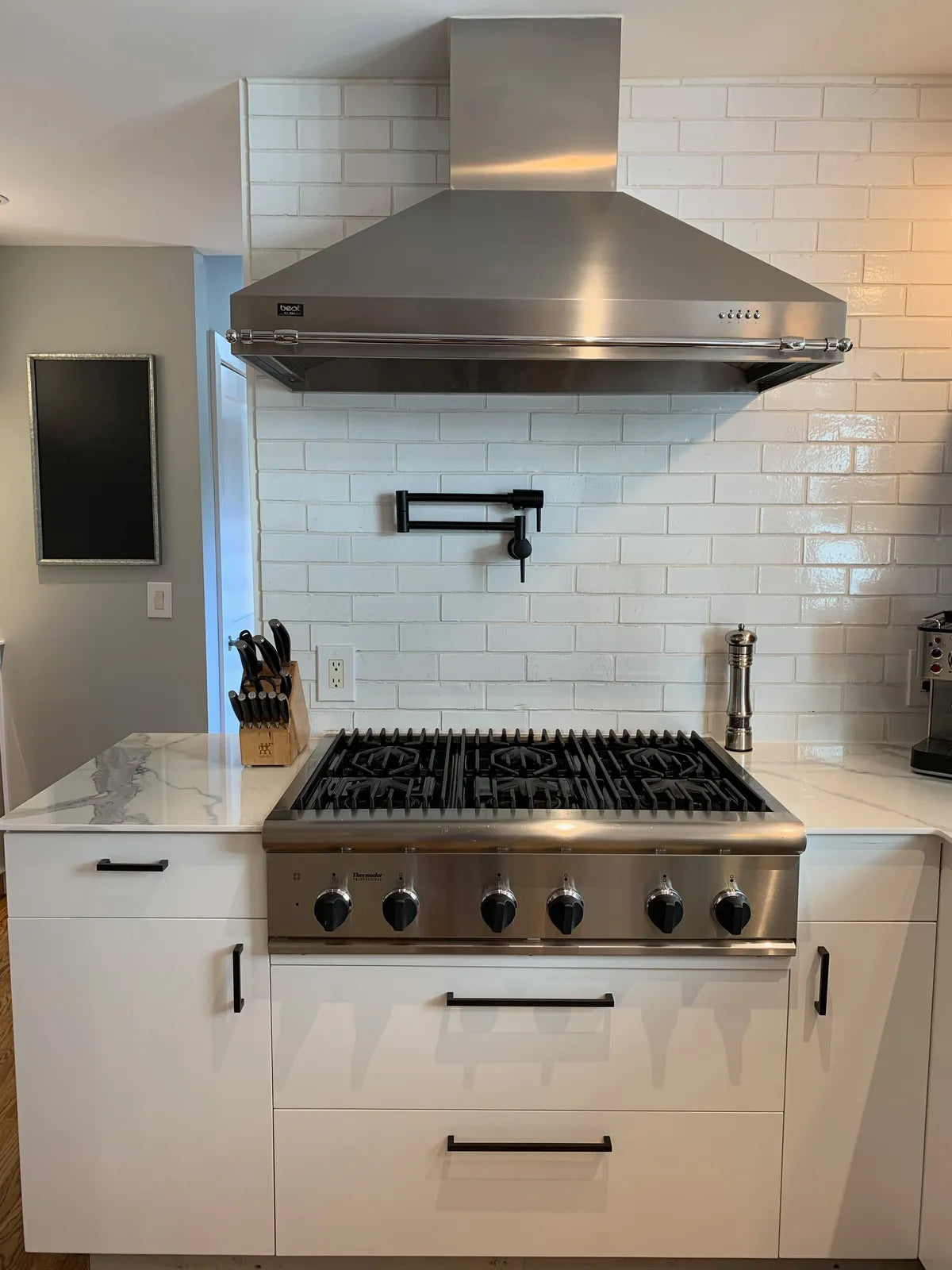 2019 Img Residential Hi Res Rights John Colaneri Design Fc301359 Kitchen Backsplash Brick Lewis Range Offset Glazed Edge Trim 12