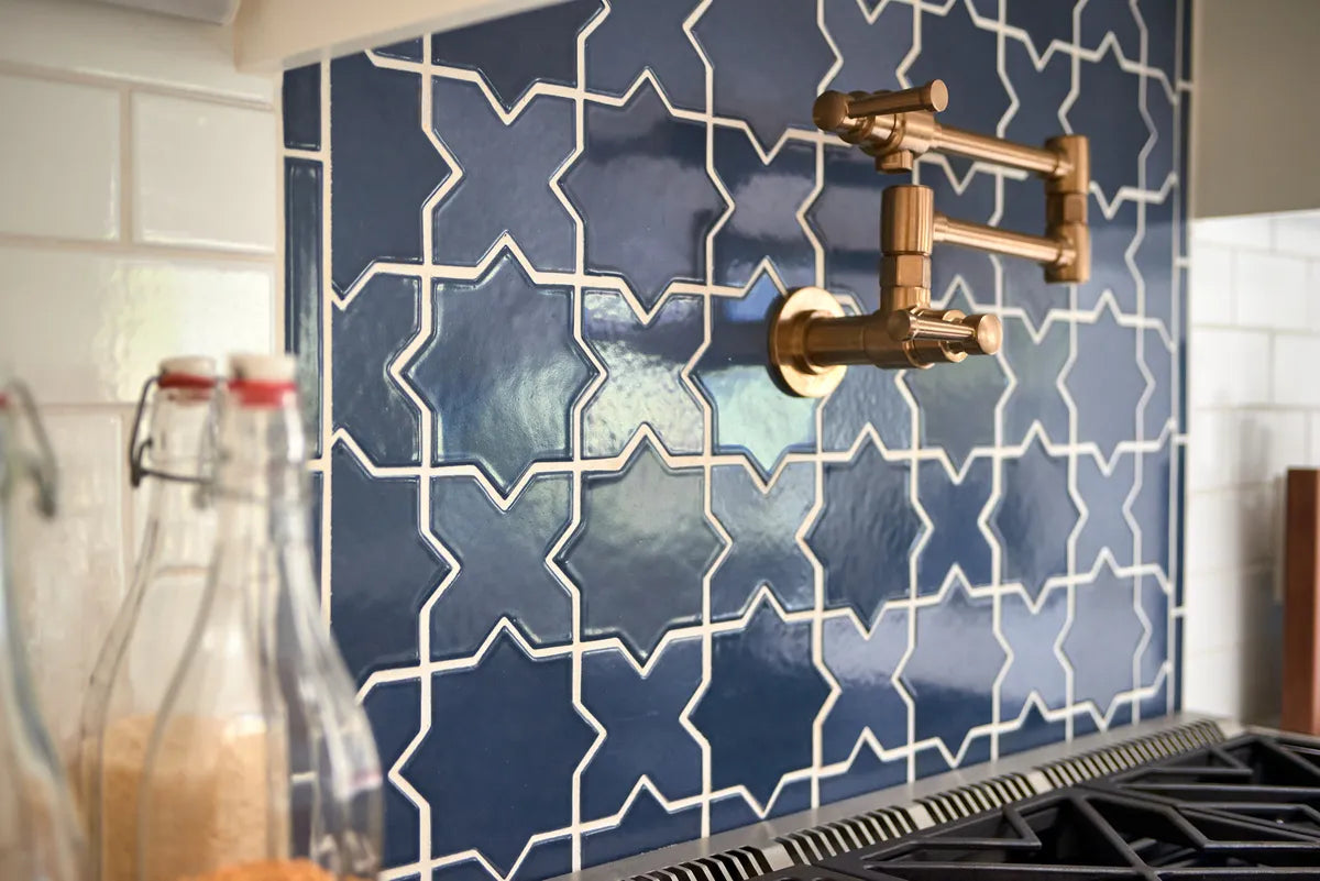 2020 HI RES IMG web social use design Sabrina alfin and Darcy Tsung photo Dean Biriyini kitchen backsplash stra and cross mini Slate blue flatliner 1x6 in slate 3x6 white wash white grout FC302771 2