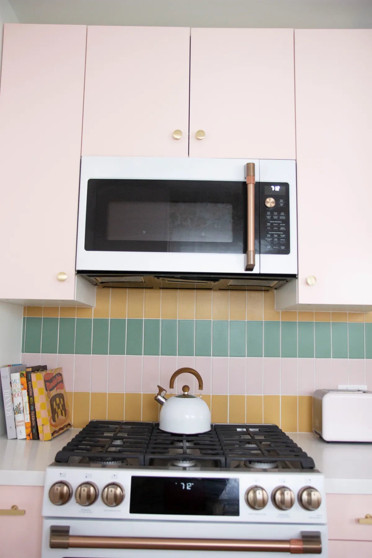 2020 IMG HI RES residential influencer samantha klein sams hurld photo web use kitchen 3x6 dawn clover sunflower glazed edge long short verticle set white grout backsplash accent wall FC419085 6