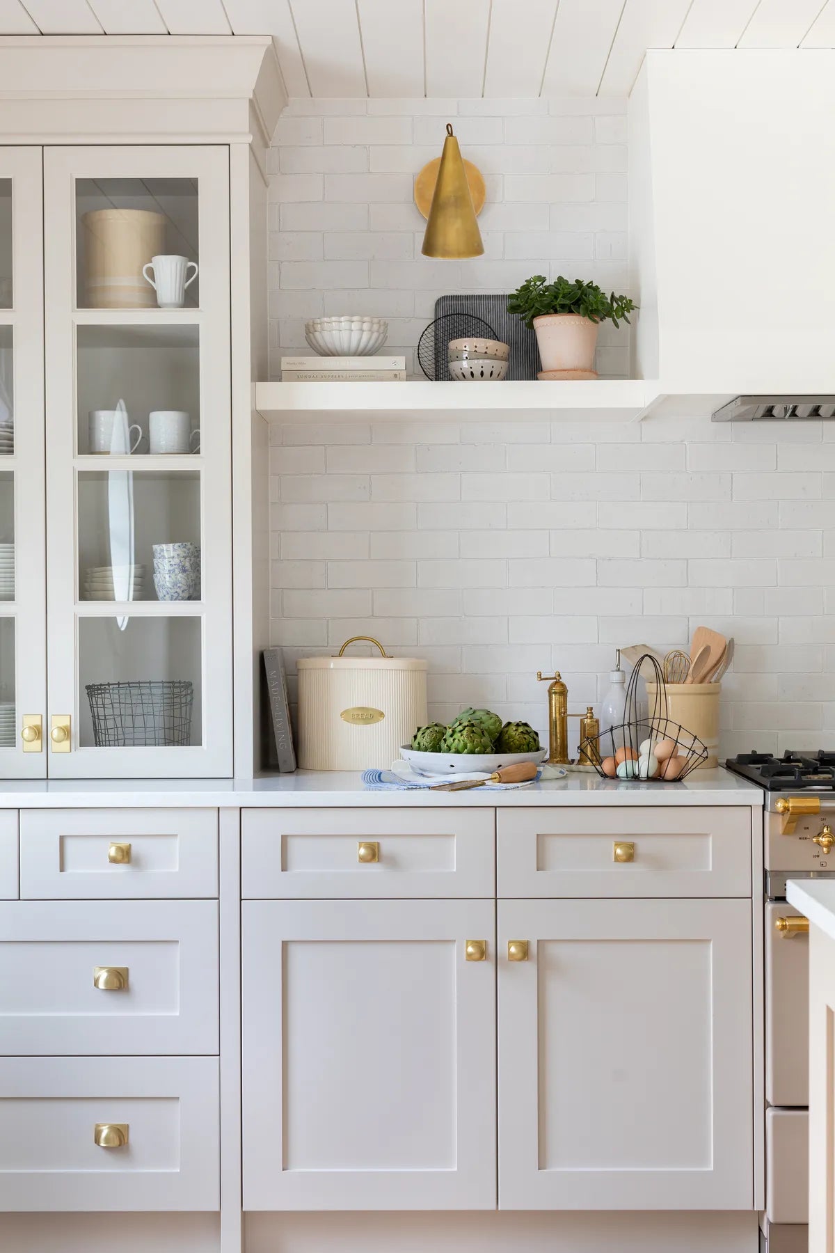 2020 IMG HI res Monika hibbs photo web use thin brick flat 8x2 5 olympic v4 kitchen backsplash white grout FC 382954 1