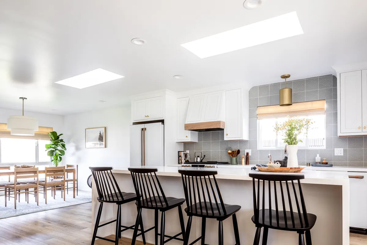 2020 IMG Residential anita yokata design photo influencer hi res full rights kitchen backsplash handpainted summit neutral motif straight stack white grout FC367593 1