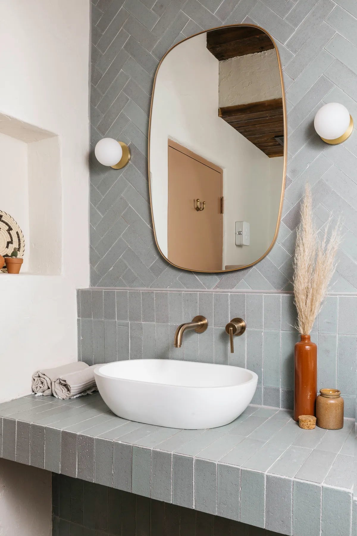 2020 Q1 Image Hi Res Full Rights Margaret Austin Photography Influencer Joshua Tree House Posada Bathroom Backsplash Shower Brick San Gabriel Herringbone Straight Set Counter 4 Fc268033