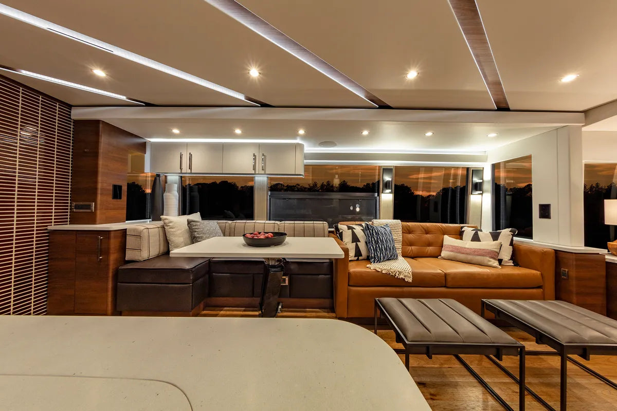 2020 Img Commercial High Res Full Rights Jules And Peabody Harry Hindmarsh Photography Featherlite Coaches 1X1 Cinnabar Backsplash Camper Fc 273477