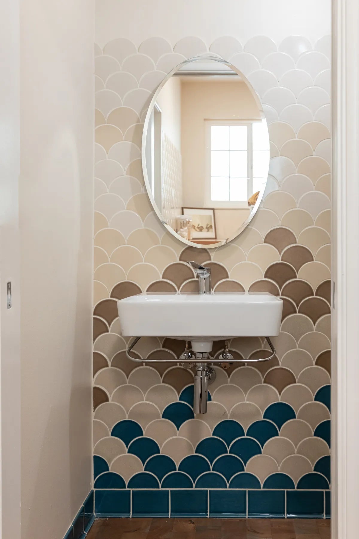 2020 img hi res full rights shivaun wraith design sen creative photo bathroom wall ombre blend ogee drop straight set 4x6 round top cove base adriatic sea ogee drop straight set shell chateau cardamom fc283982 1