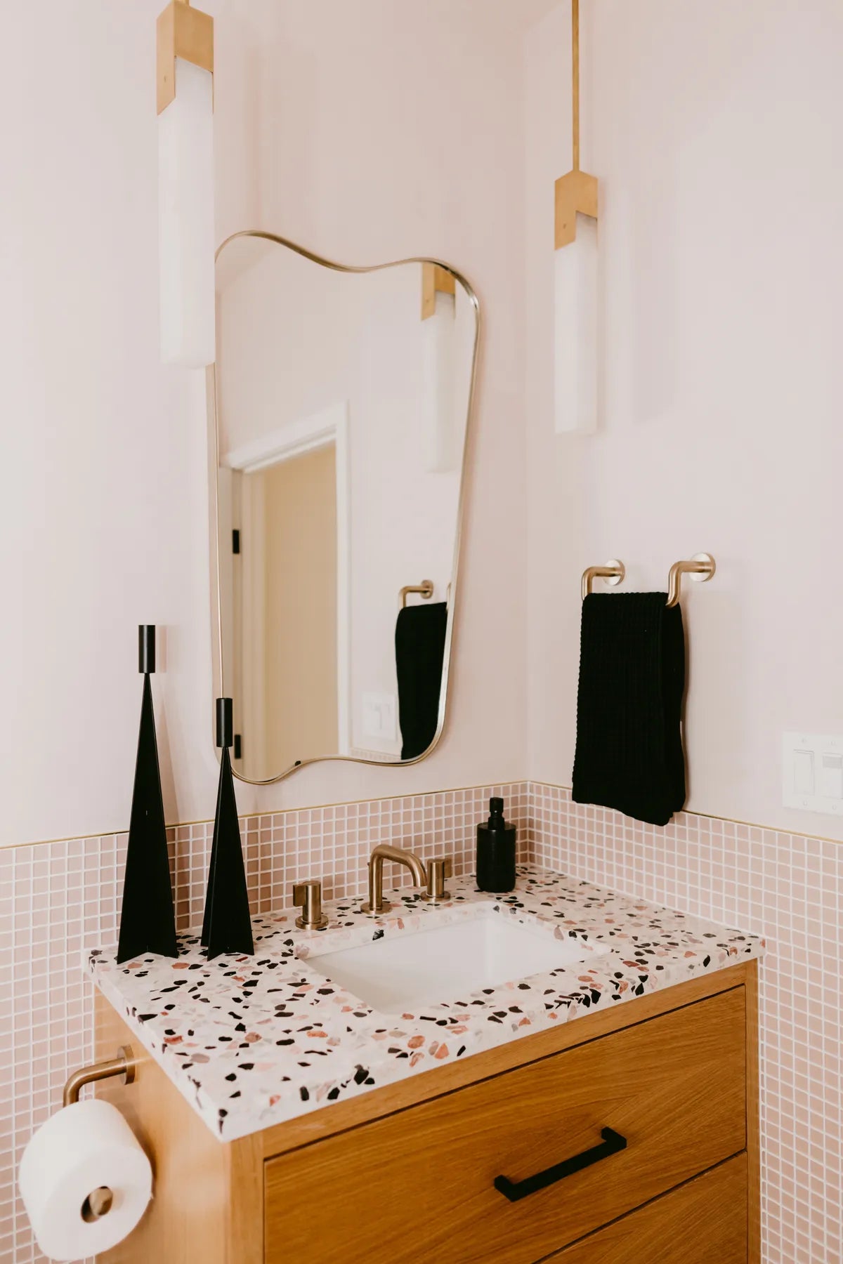 2020 Img Residential Full Rights Influencer Jaclyn Johnson Design Ginny Macdonald Photo Jessica Bordner Bathroom Walls Glass Mosaic 1X1 Rosy Finch Matte Wainscot Schluter Vanity Fc360801