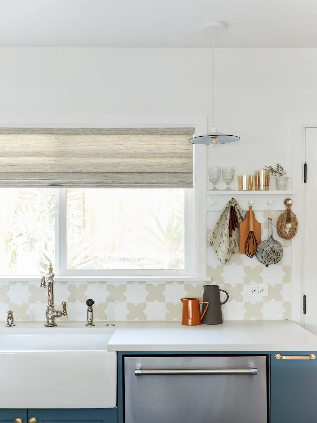 2020 Img Residential Full Rights Influecer Partner Design Velinda Hellen On Emily Henderson Photo Sara Tramp Kitchen Backsplash Tile Mini Star Cross Ivory Calcite Full 4 Fc351541