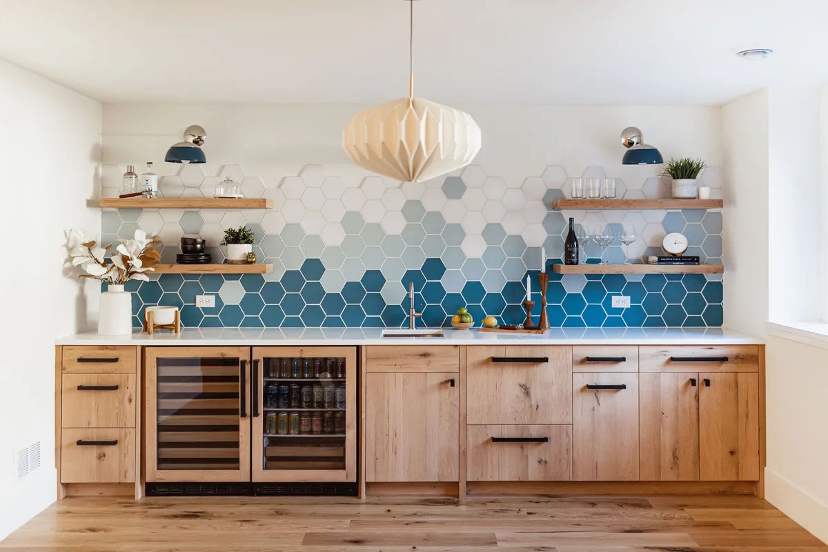 2020 Img Residential Hi Res Rights Full Jkath Design Chelsie Lopez Photo Kitchen Backsplash Ombre Blend Ceramic 622 Hex Daisy Morning Thaw Peacock Raw Edge Fc385485 1