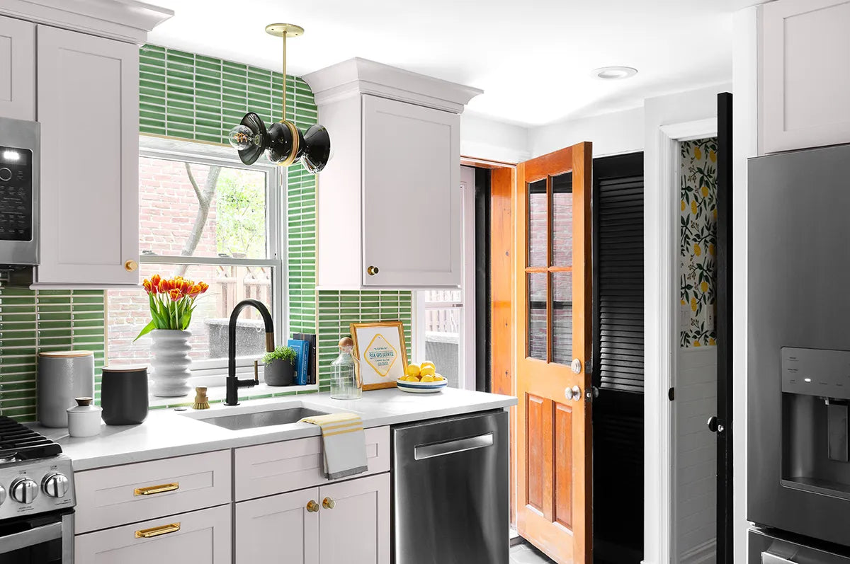 2020 Img Residential Hi Res Rights Kate Susannah Home Design Shannon Dupre Photo Kitchen Backsplash Mosaic Ceramic Straight Stack Kelp 1X4 Sheeted Schluter Metal Trim Window Sill Fc373277 1
