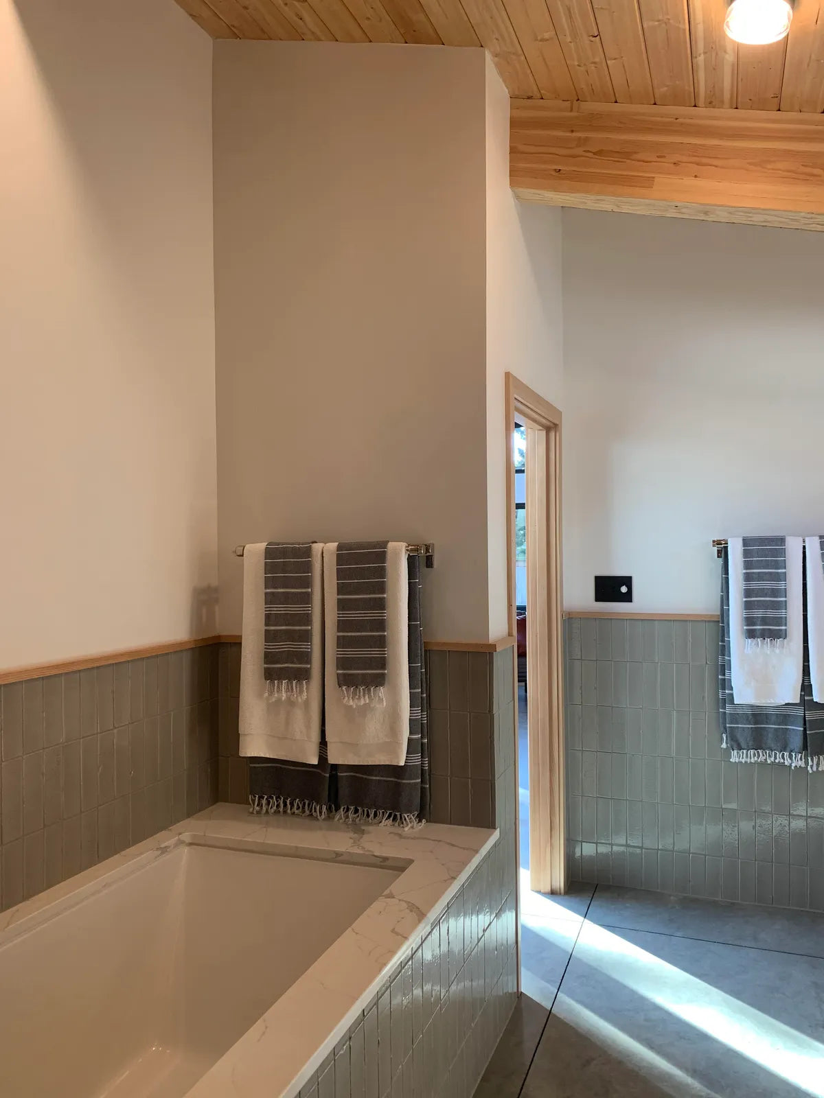 2020 lo res img residential bathroom shower wainscot niche tub brick grey grout variation 3x3 eucalyptus two tone color block vertical straight set olympic elk ceramic trim brick glazed edge FC379504 1