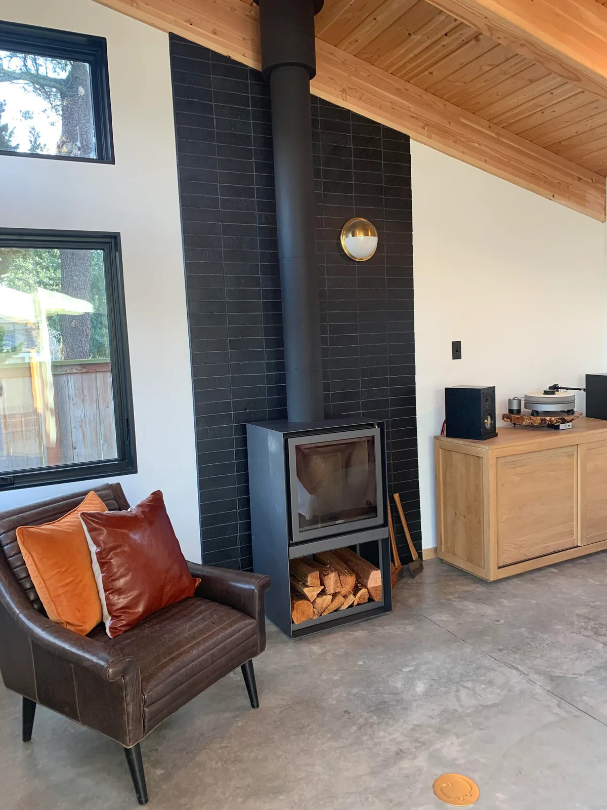2020 lo res img residential fireplace surround brick dark grey grout variation horizontal straight set black hills FC379504 2