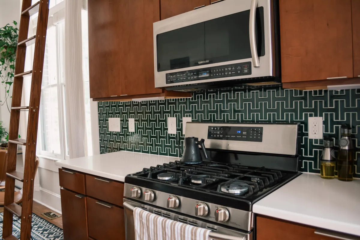 2021 HI RES IMG designer Mallory Brume photo diy kitchen backsplash Chaine homme evergreen white grout FC447254 10