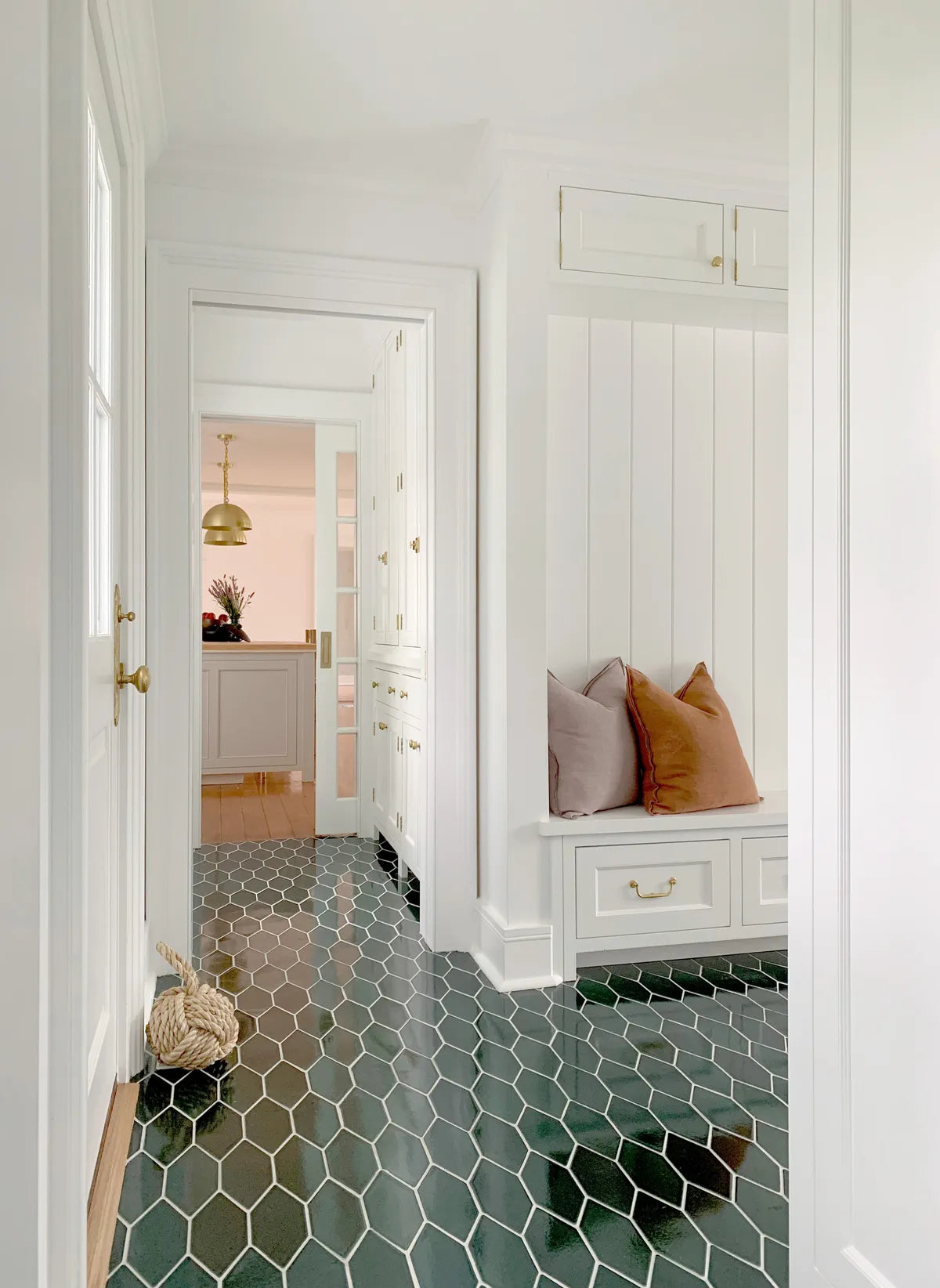 2021 IMG HI RES FULL RIGHTS residential desing HIR AD photo Hannah roberston entryway kitchen floor venetian green evergreen picket FC425018 1