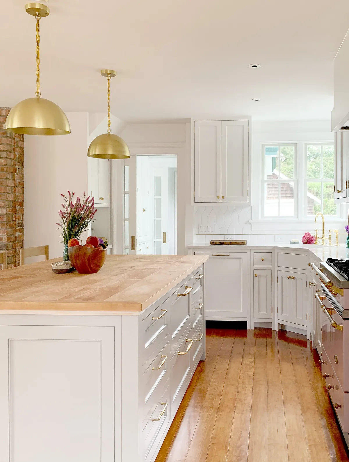 2021 IMG HI RES FULL RIGHTS residential desing HIR AD photo Hannah roberston kitchen backsplash white wash picket FC425018 1