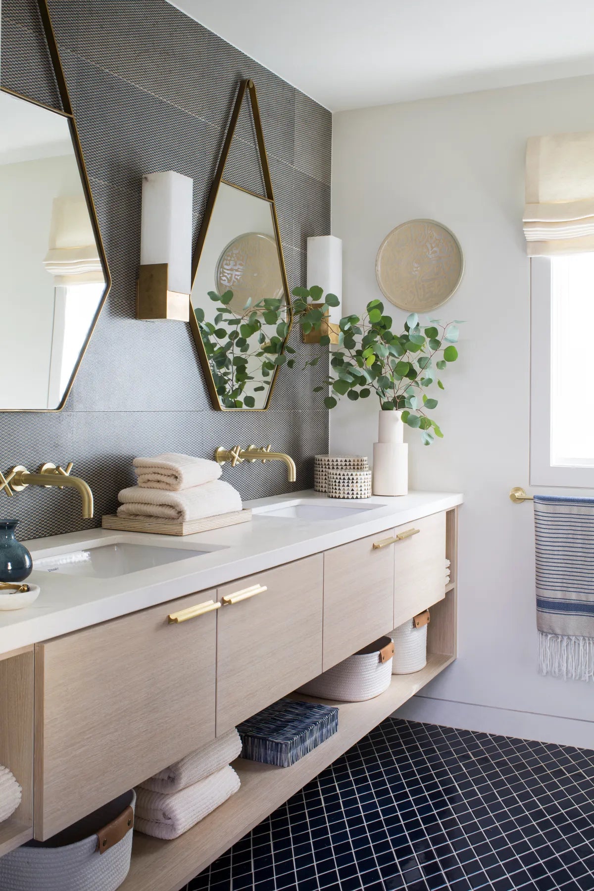 2021 IMG HI RES INFLUENCER Right Design Chelsea Sachs Design Photo Meghan Bob Guest House bathroom floor Small diamonds Navy blue white grout FC203037 1