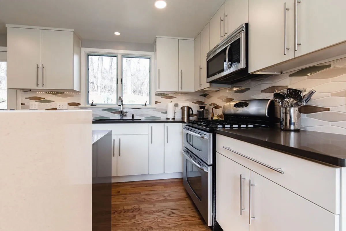 2021 IMG HI RES WEB SOCIAL residential studio 42 photo kelley bedoloto kitchen backsplash wave Rosemary Cardamom Sand Dune Frost blended FC 435439 4