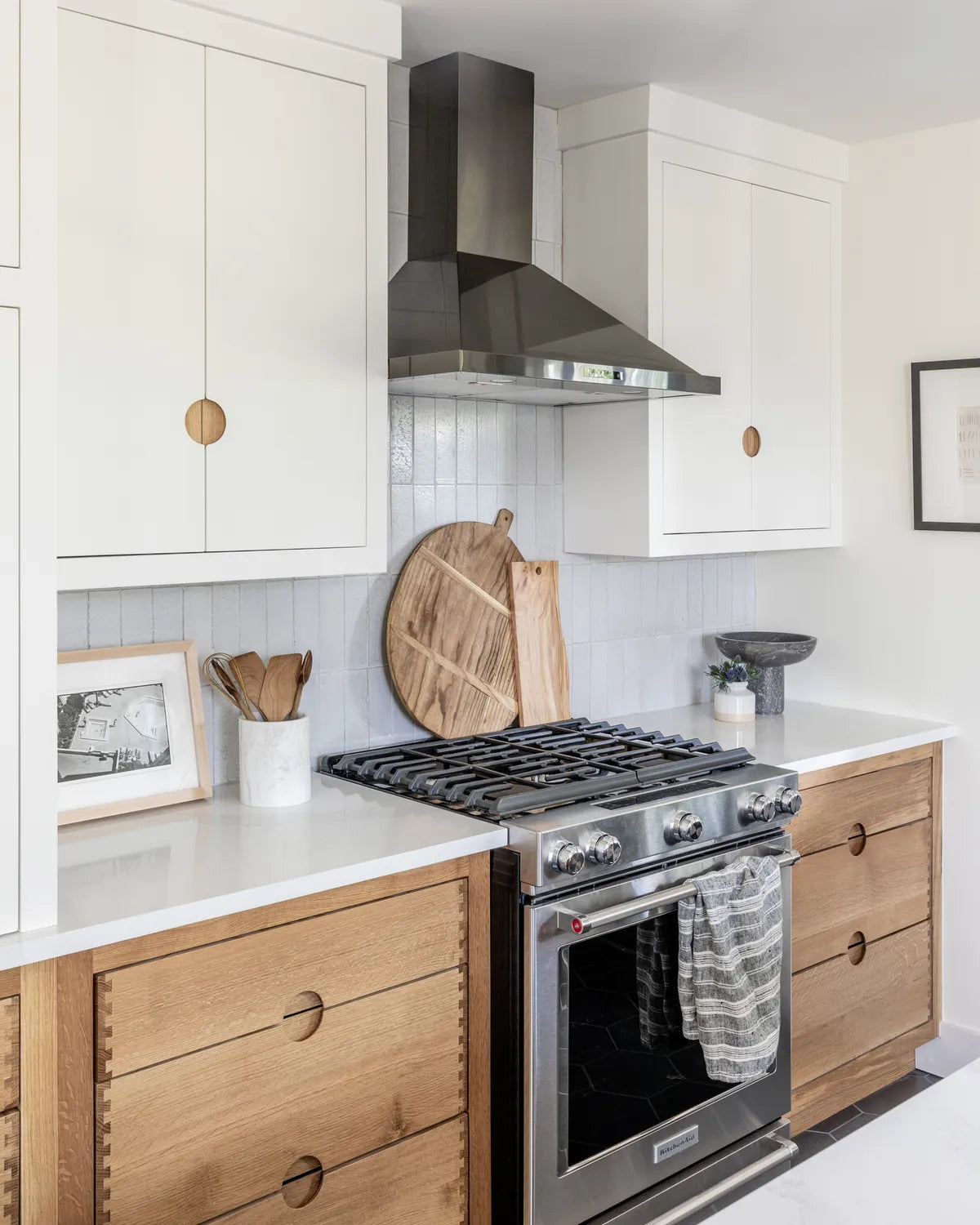 2021 IMG HI RES influencer rights residential design laura bradshaw photo Joseph bradshaw kitchen backsplash verticle straight set white mountain brick glazed short long corner trim FC257347 1