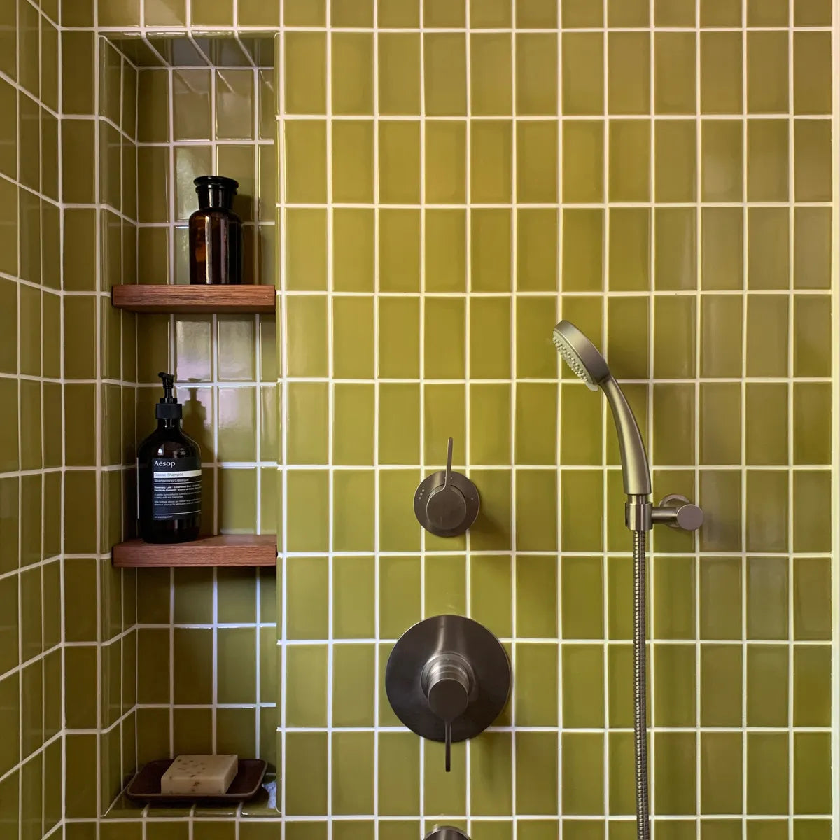 2021 IMG Lo res residential web use design modtage design photo MO Dtage design bathroom shower niche tile 2x4 palm tree sheeted vertcial straight FC099210