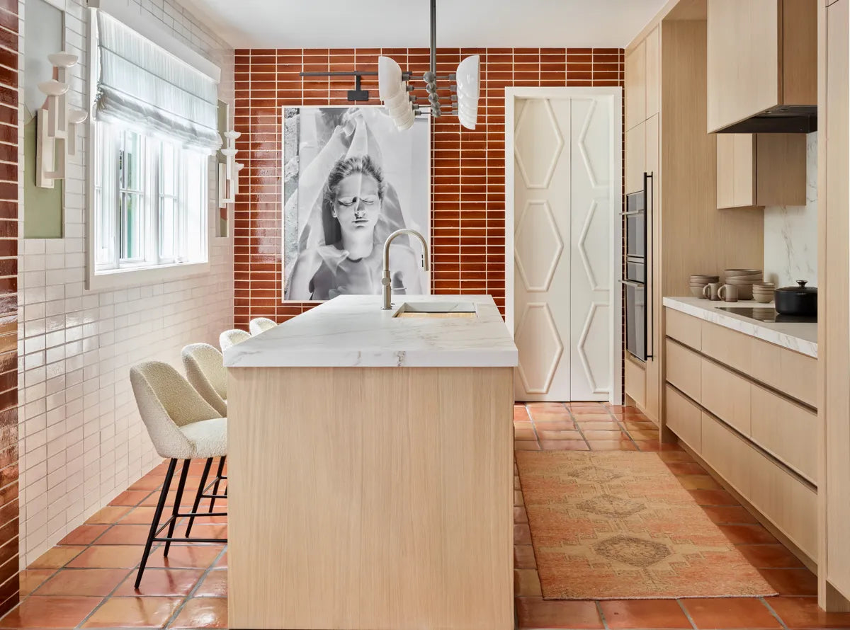 2021 IMG hi res residential Mark williams niki papadopoulos photo web use influencer kips bay palm beach showhouse kitchen backsplash accent wall columbia plateau lewis range straight set white grout grey grout FC432550 5